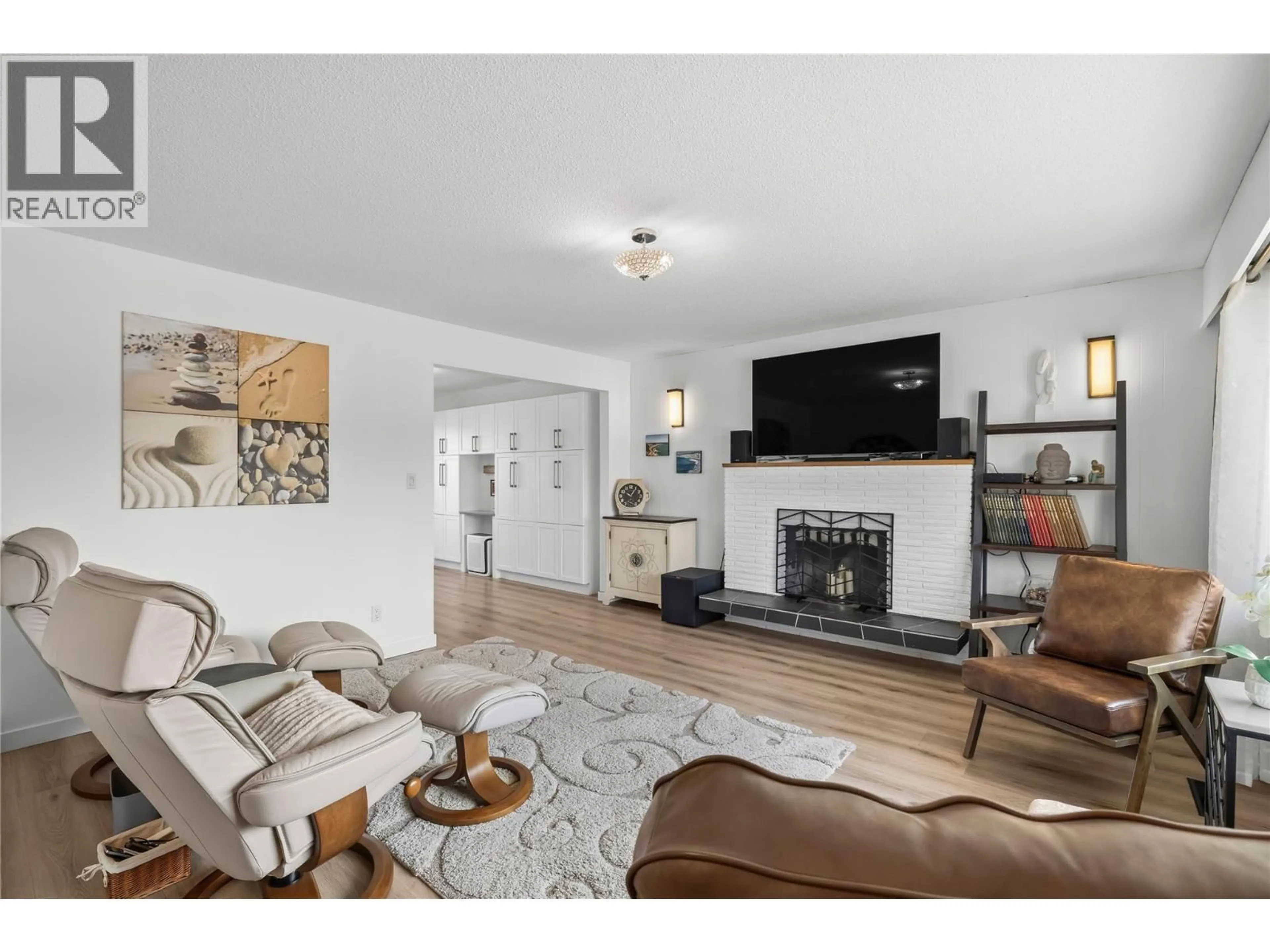 Living room with furniture, wood/laminate floor for 776 GLENWOOD AVENUE, Kelowna British Columbia V1Y5M5