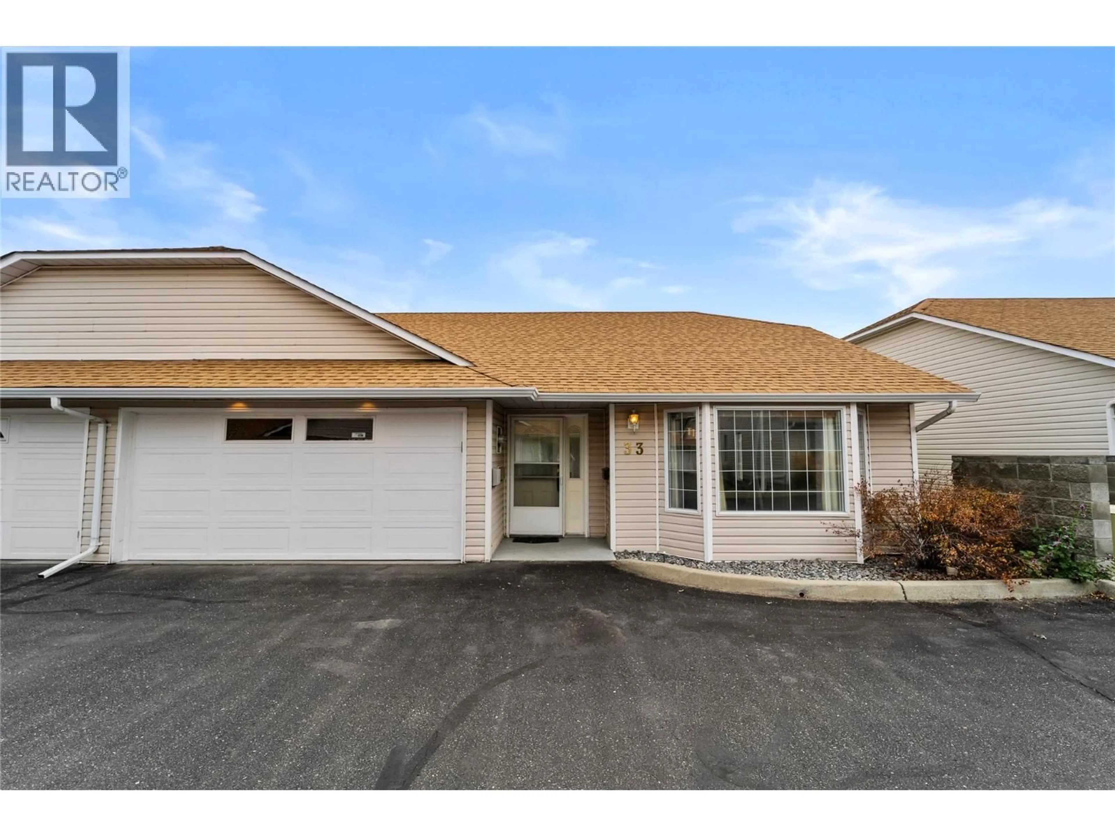 Home with vinyl exterior material, street for 33 - 1195 14TH STREET, Kamloops British Columbia V2B8L1