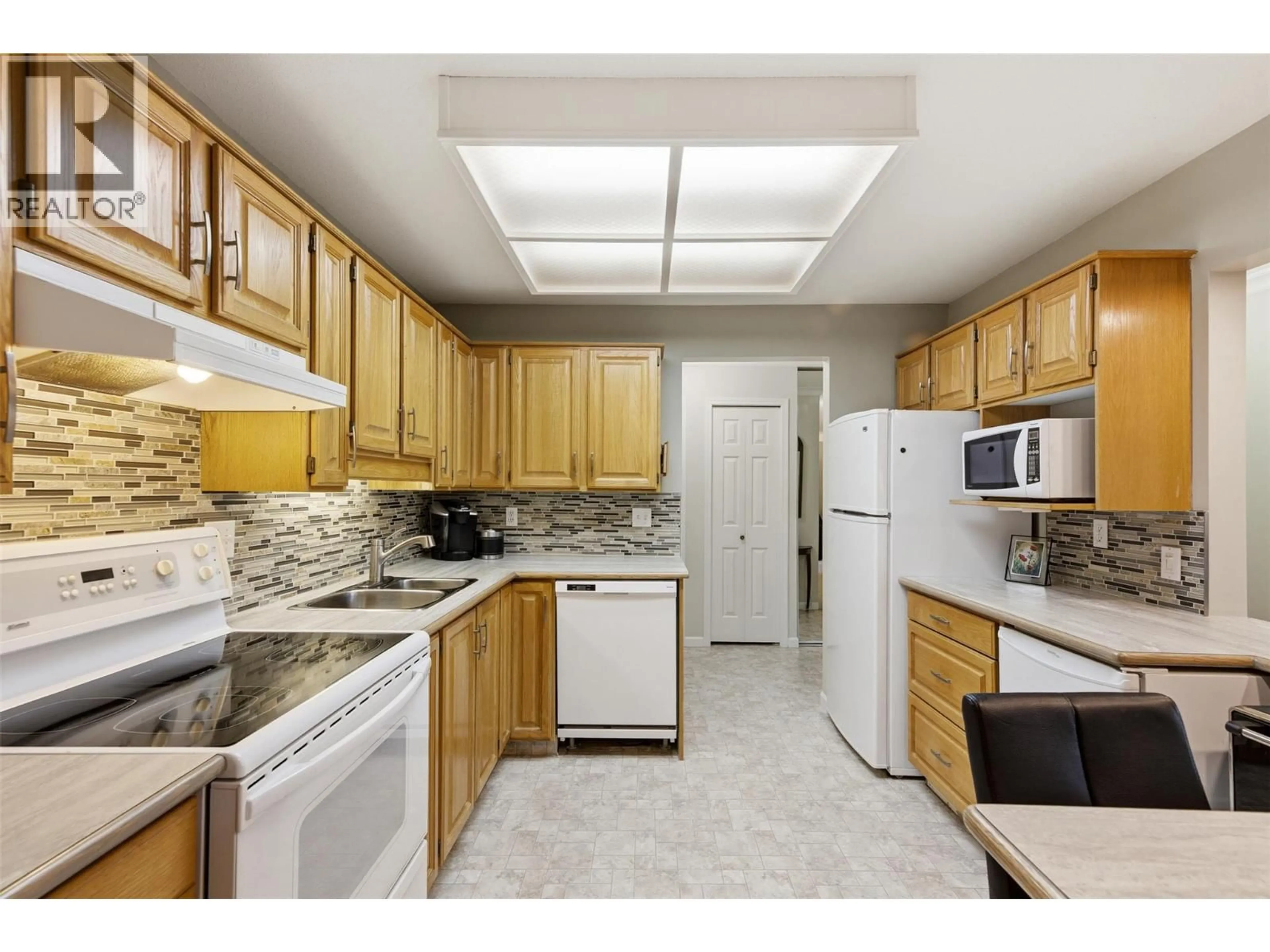 Standard kitchen, ceramic/tile floor for 207 - 945 LAWRENCE AVENUE, Kelowna British Columbia V1Y2B3