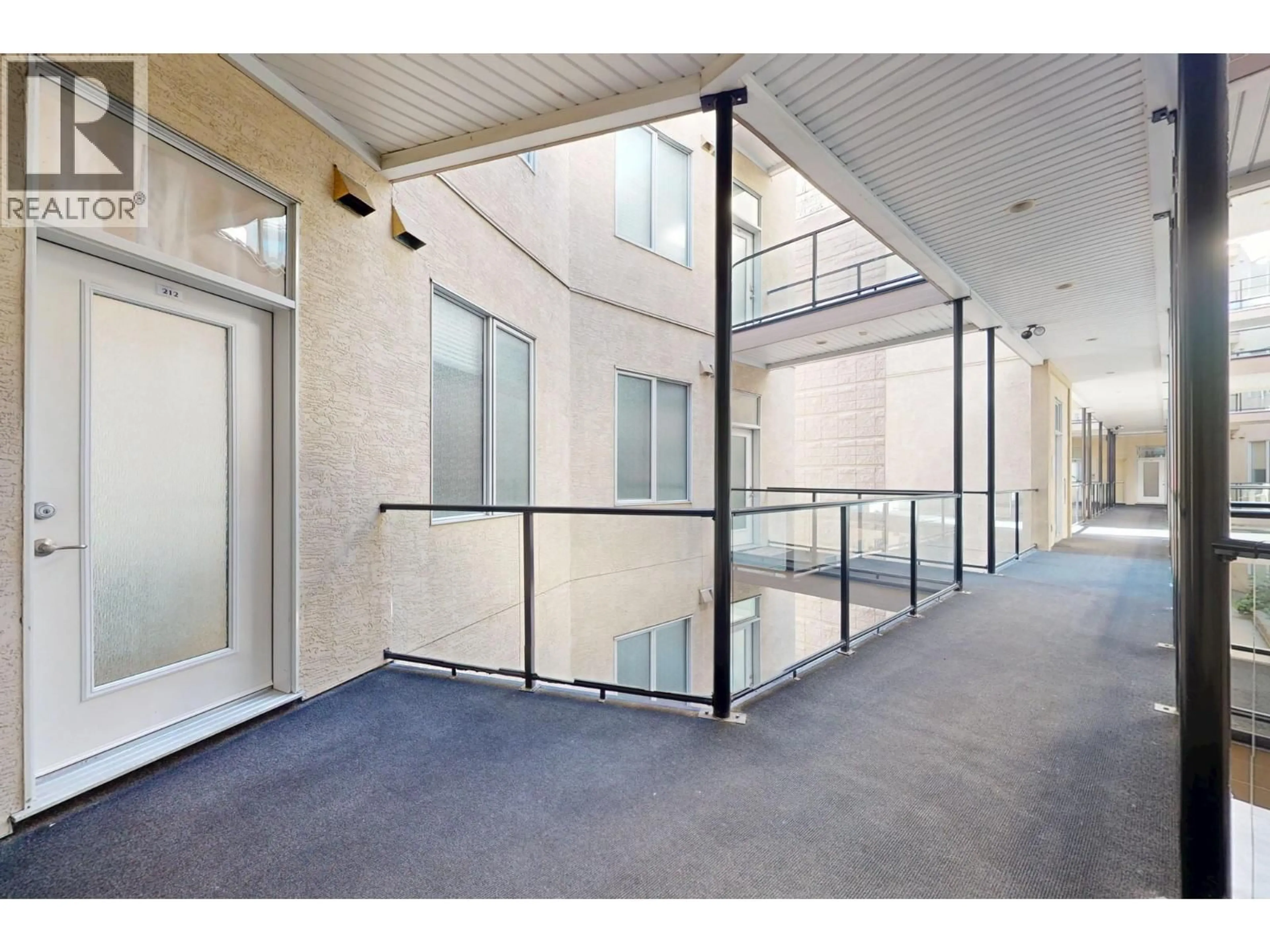 Indoor foyer for 212 - 1327 ST PAUL STREET, Kelowna British Columbia V1Y2E2