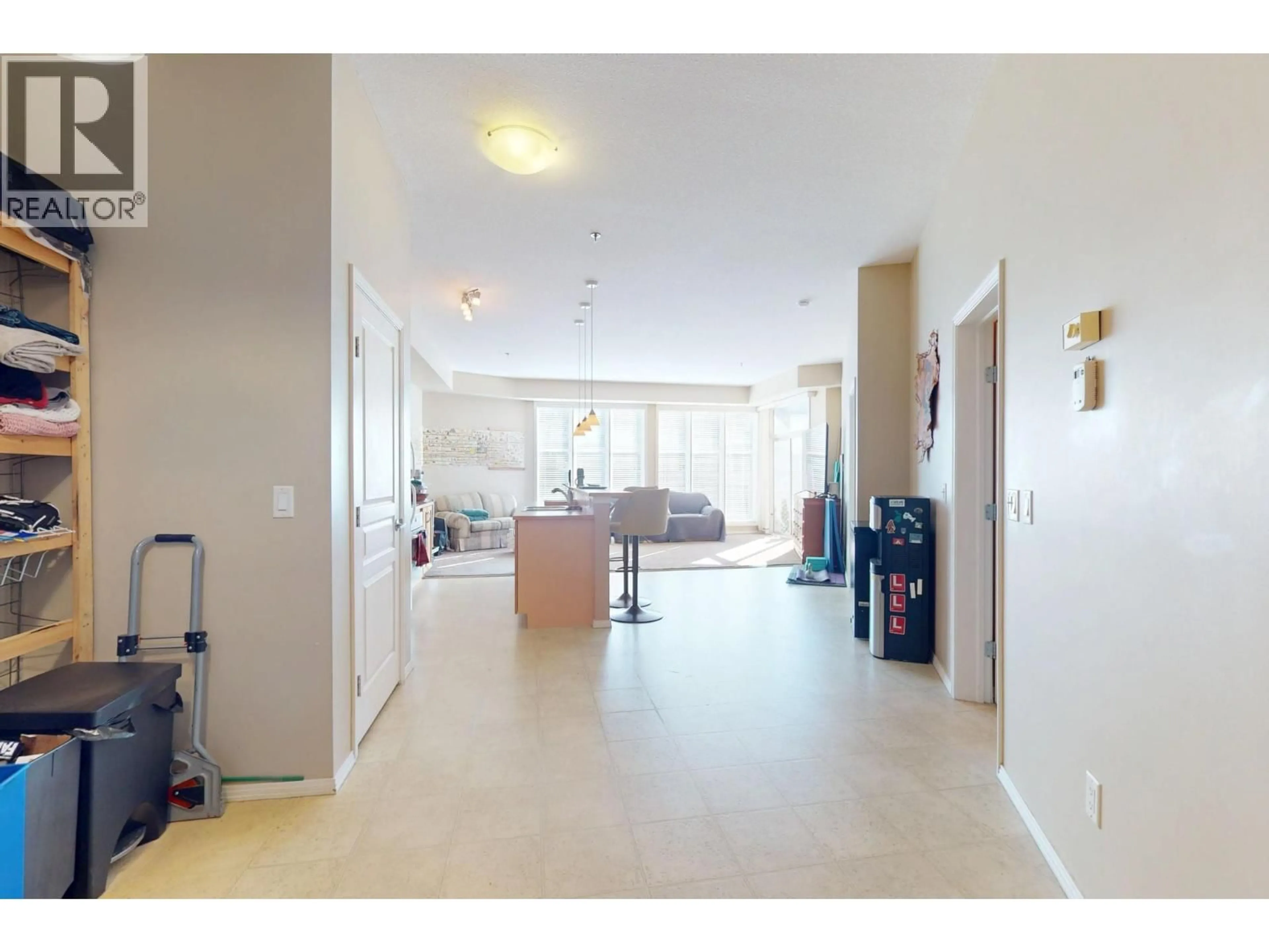 Indoor foyer for 212 - 1327 ST PAUL STREET, Kelowna British Columbia V1Y2E2