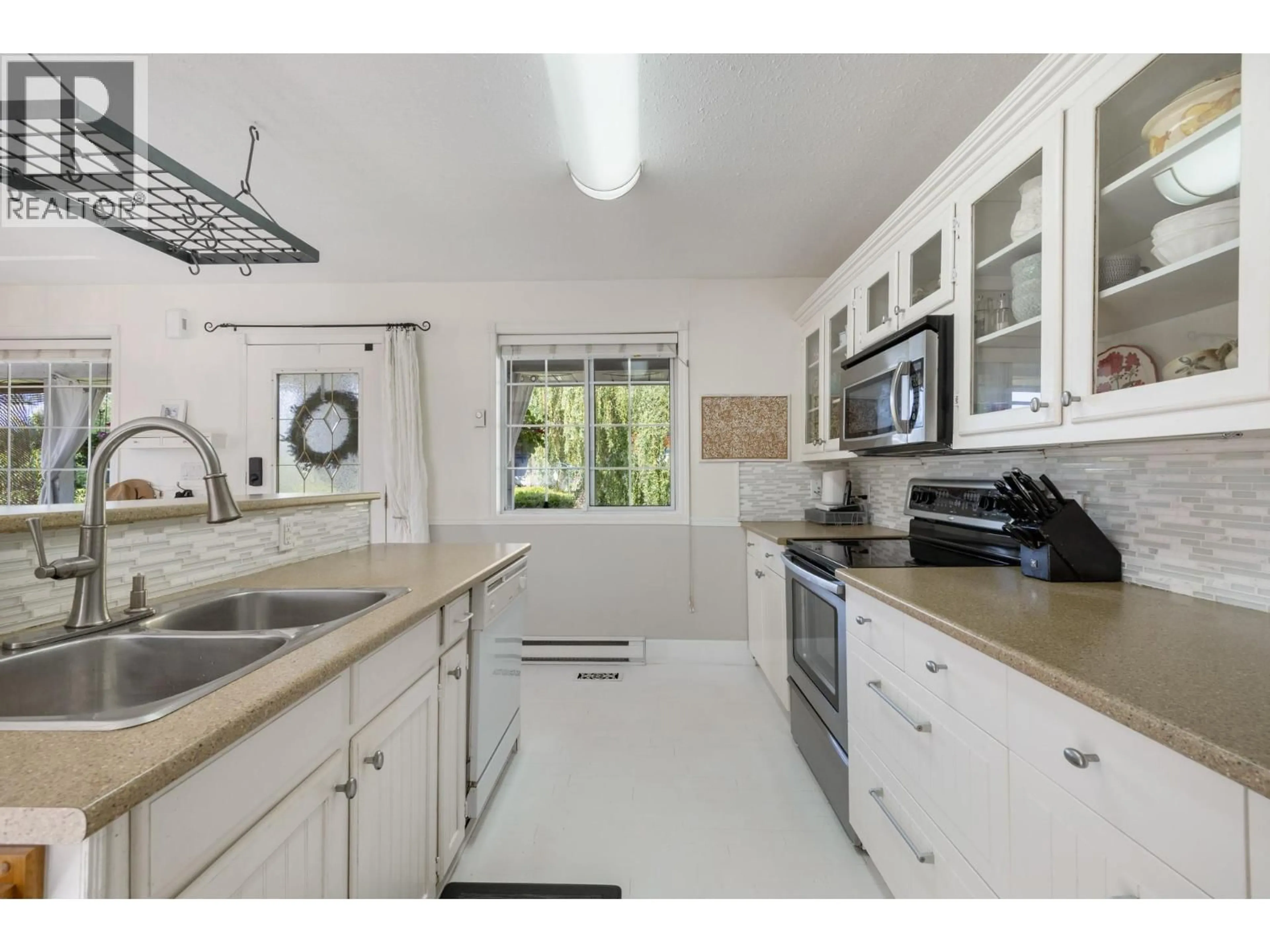 Standard kitchen, unknown for 987 GARLAND STREET, Kelowna British Columbia V1Y3M9