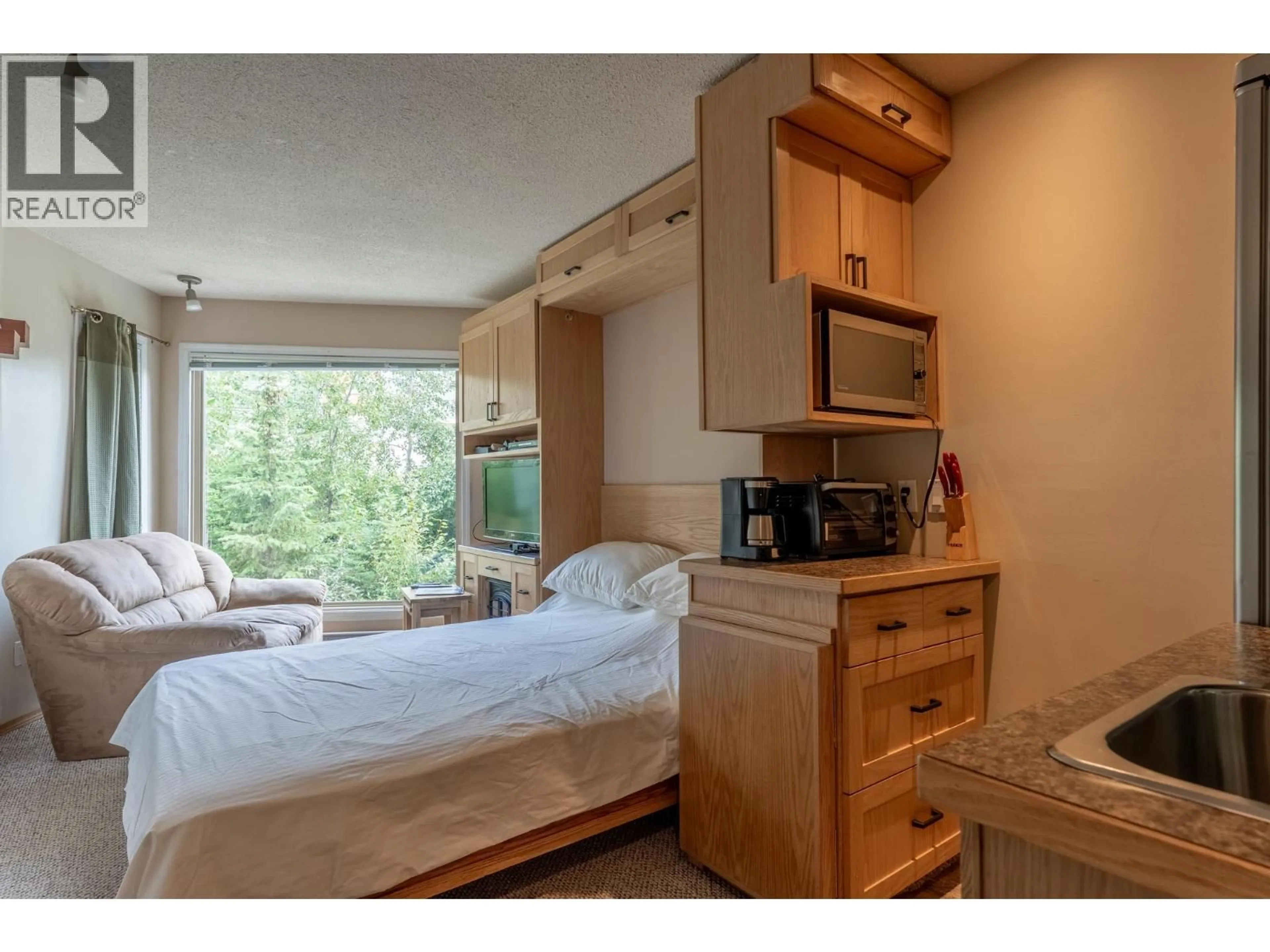 Bedroom with bed, wood/laminate floor for 118 - 5375 BIG WHITE ROAD, Big White British Columbia V1P1P3