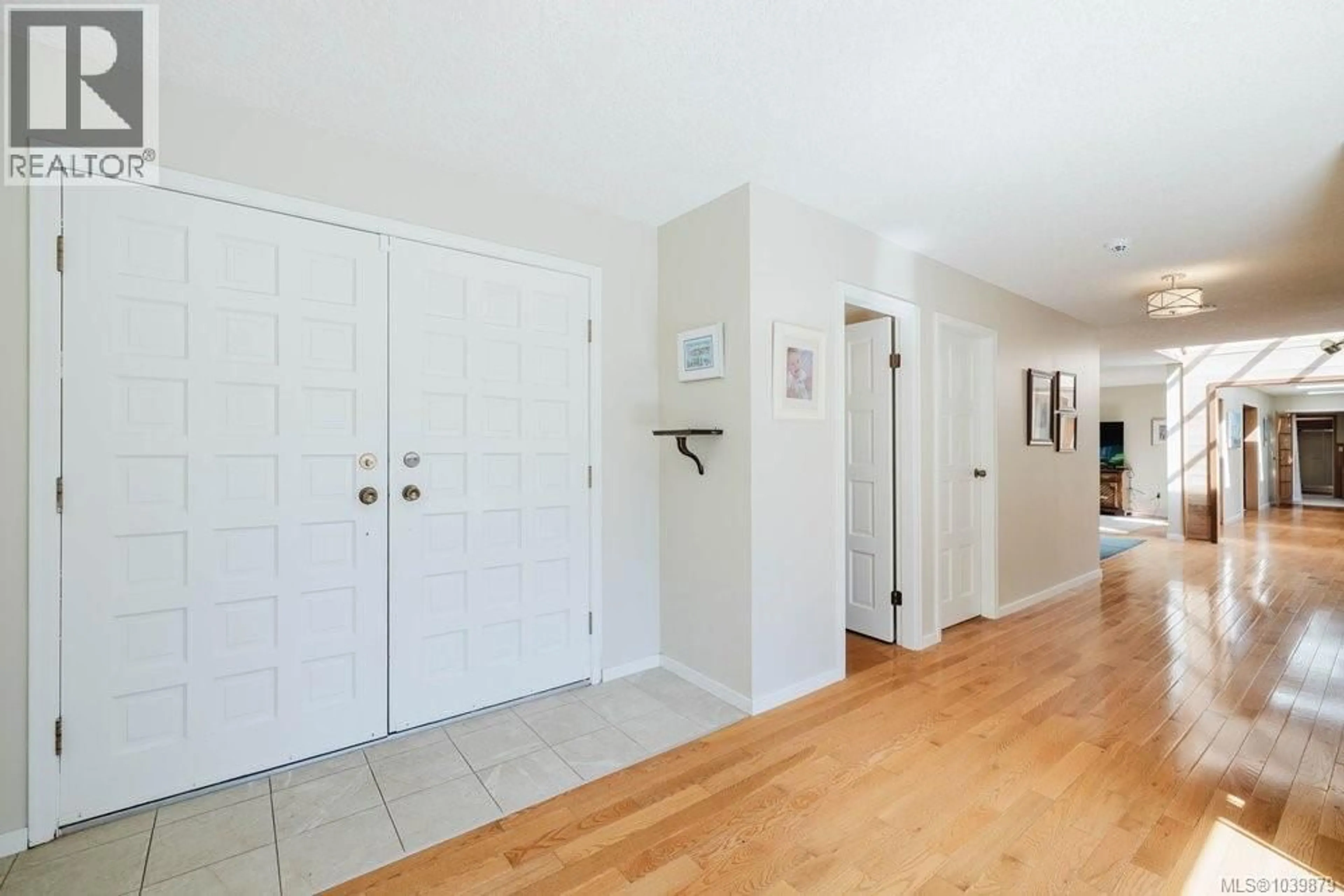Indoor entryway for 2763 ARBUTUS ROAD, Saanich British Columbia V8N5X8