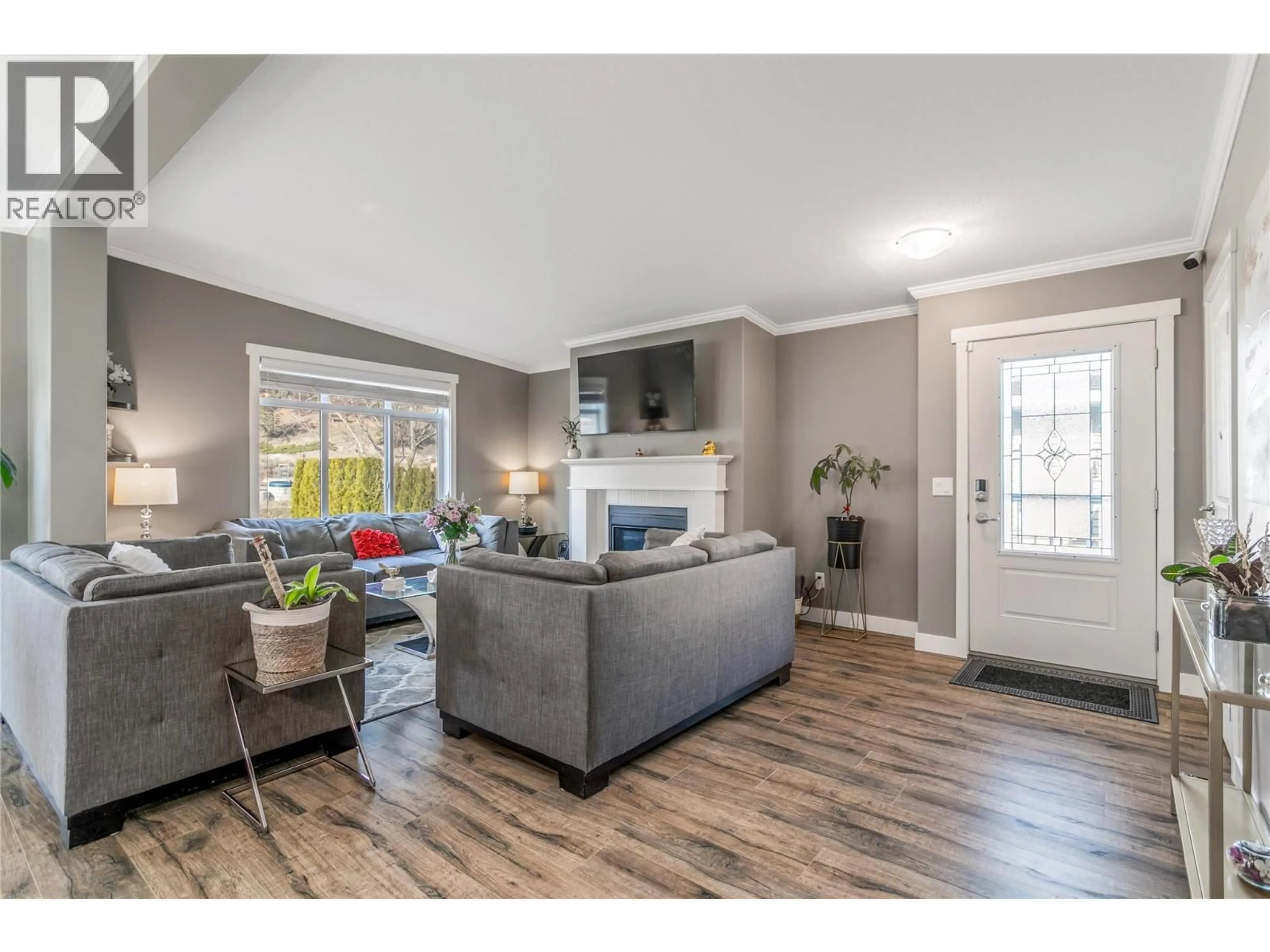 Living room with furniture, wood/laminate floor for 48 - 1835 NANCEE WAY COURT, Kelowna British Columbia V1Z4C1