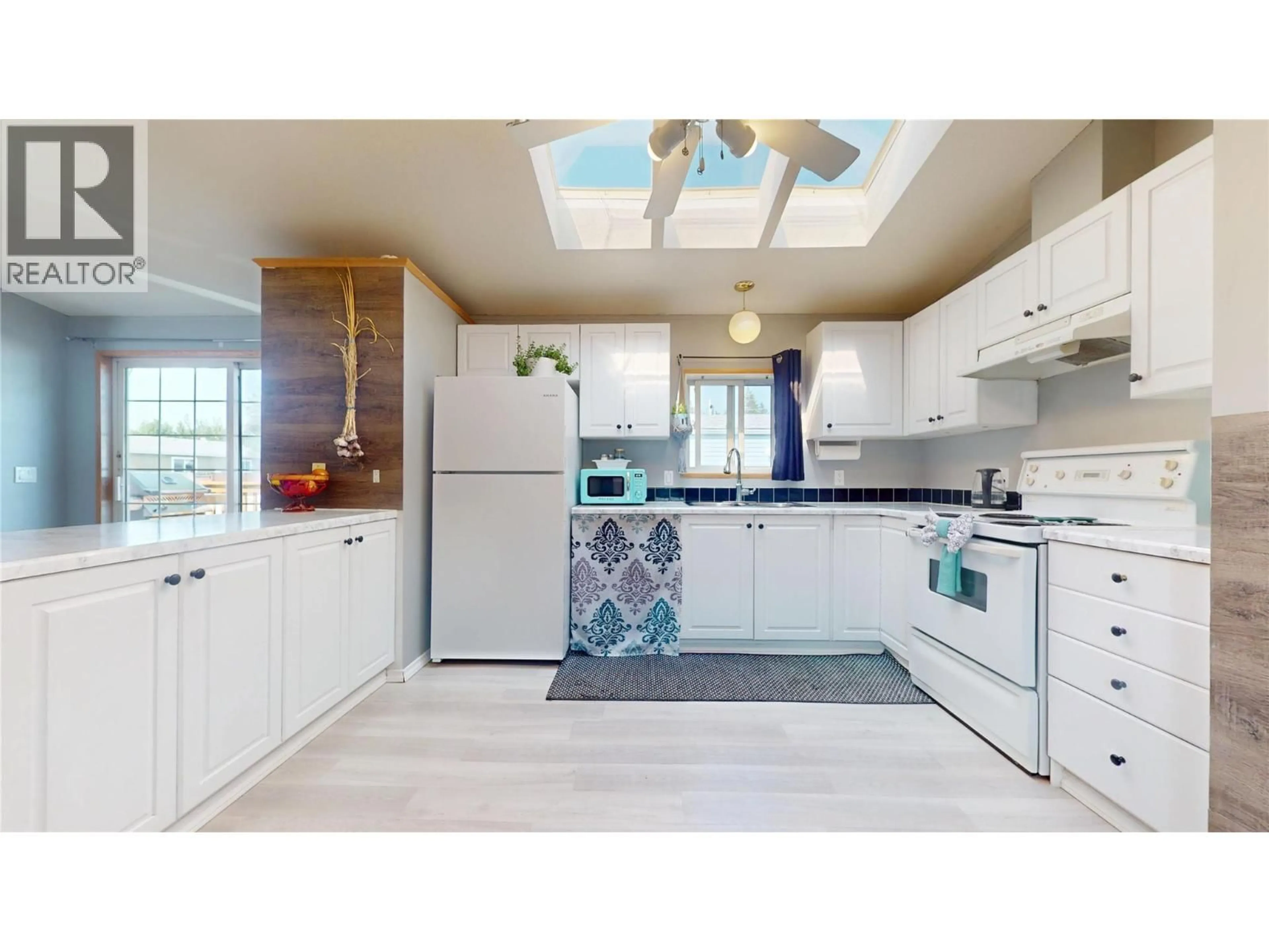 Open concept kitchen, ceramic/tile floor for 32 - 2424 INDUSTRIAL #2 ROAD, Cranbrook British Columbia V1C6H3