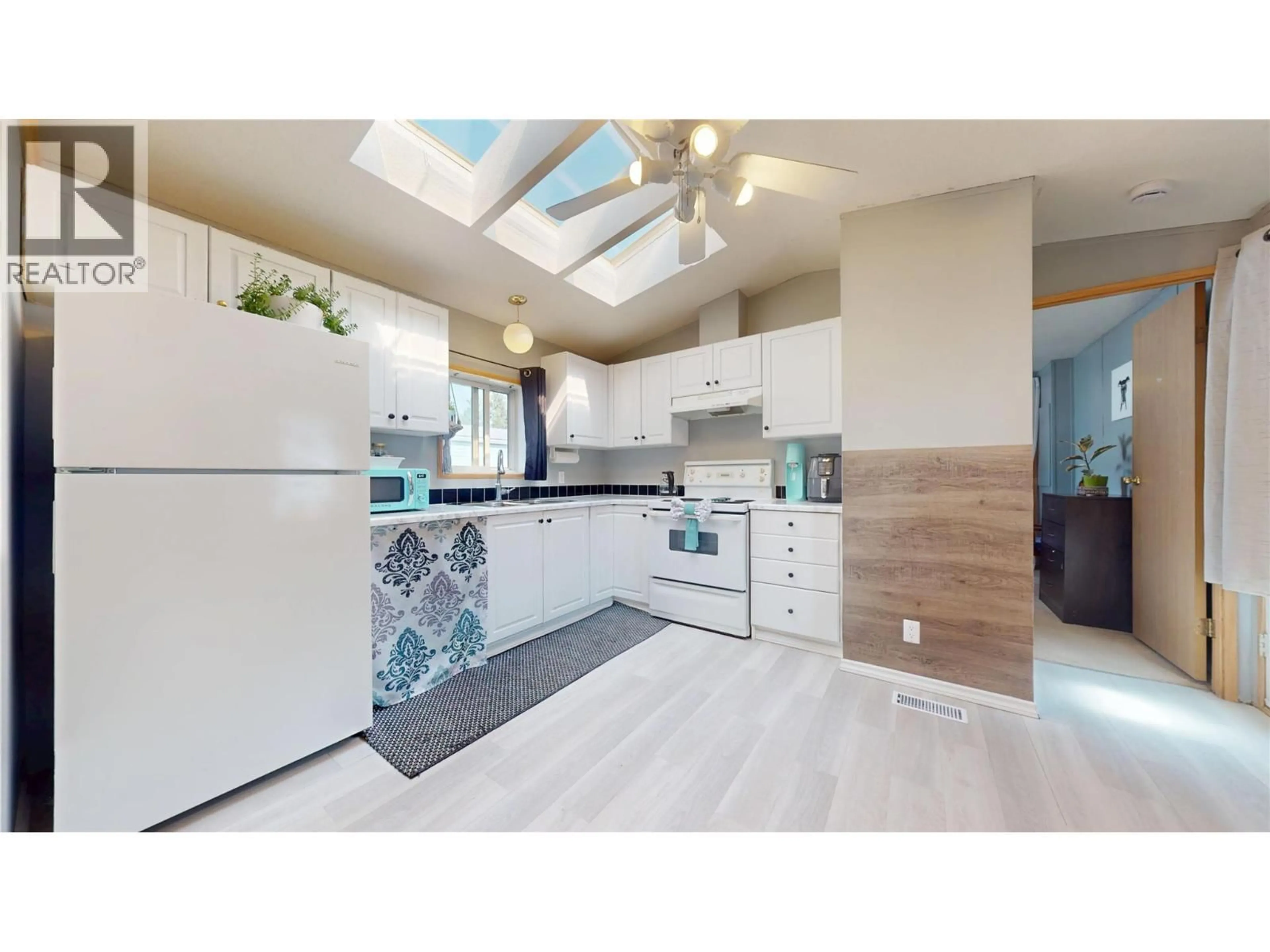 Contemporary kitchen, ceramic/tile floor for 32 - 2424 INDUSTRIAL #2 ROAD, Cranbrook British Columbia V1C6H3