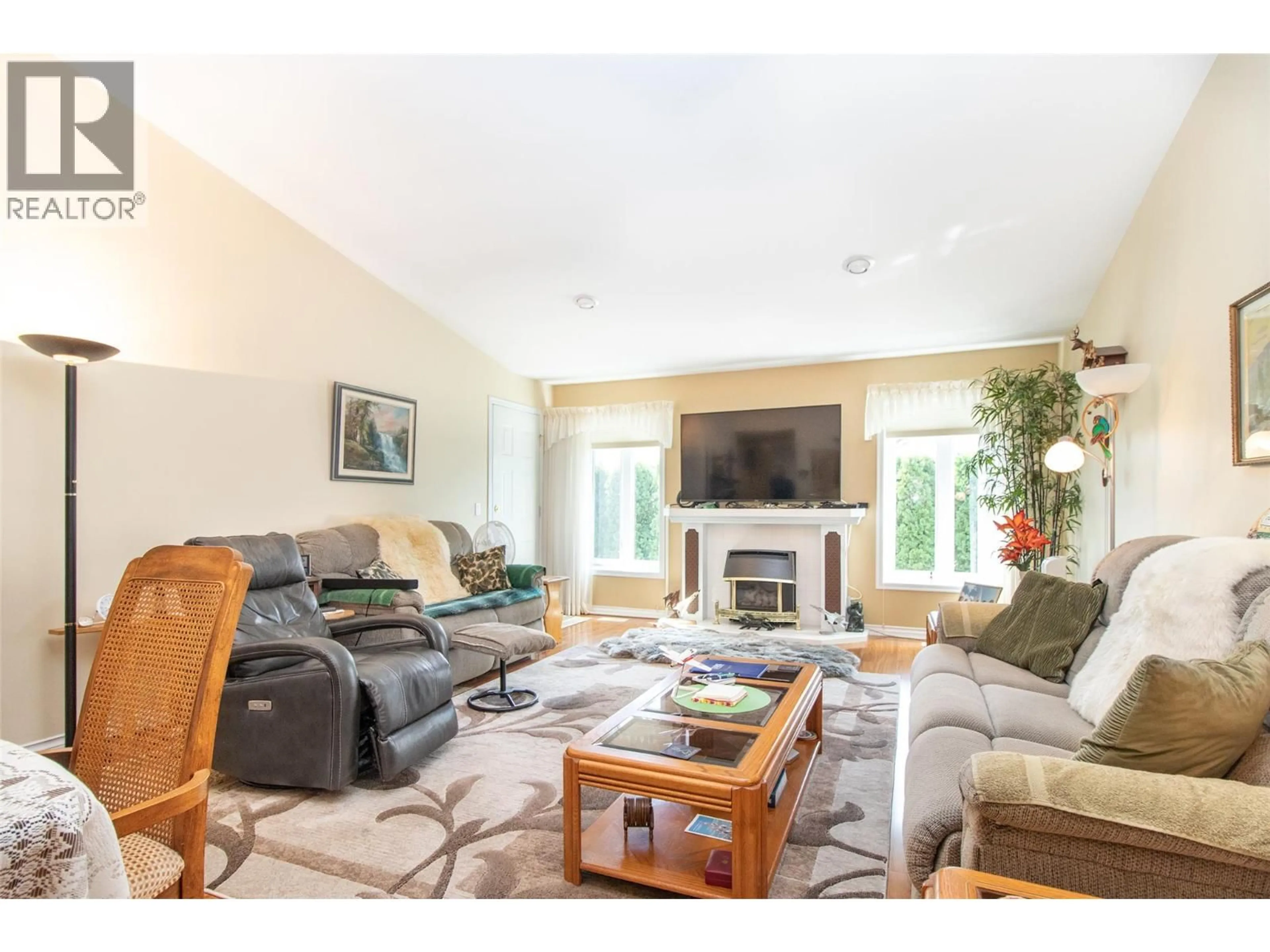 Living room with furniture, unknown for 112 - 1885 PARKVIEW CRESCENT, Kelowna British Columbia V1X7E2