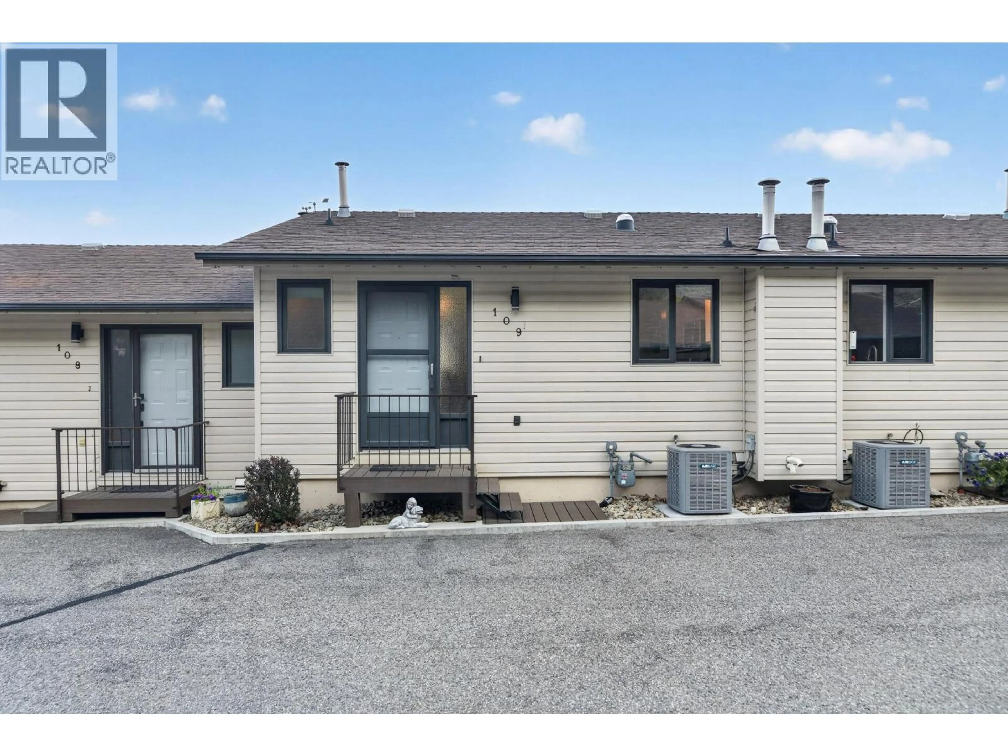 Home with vinyl exterior material, street for 109 - 5970 PRINCESS STREET, Peachland British Columbia V0H1X7