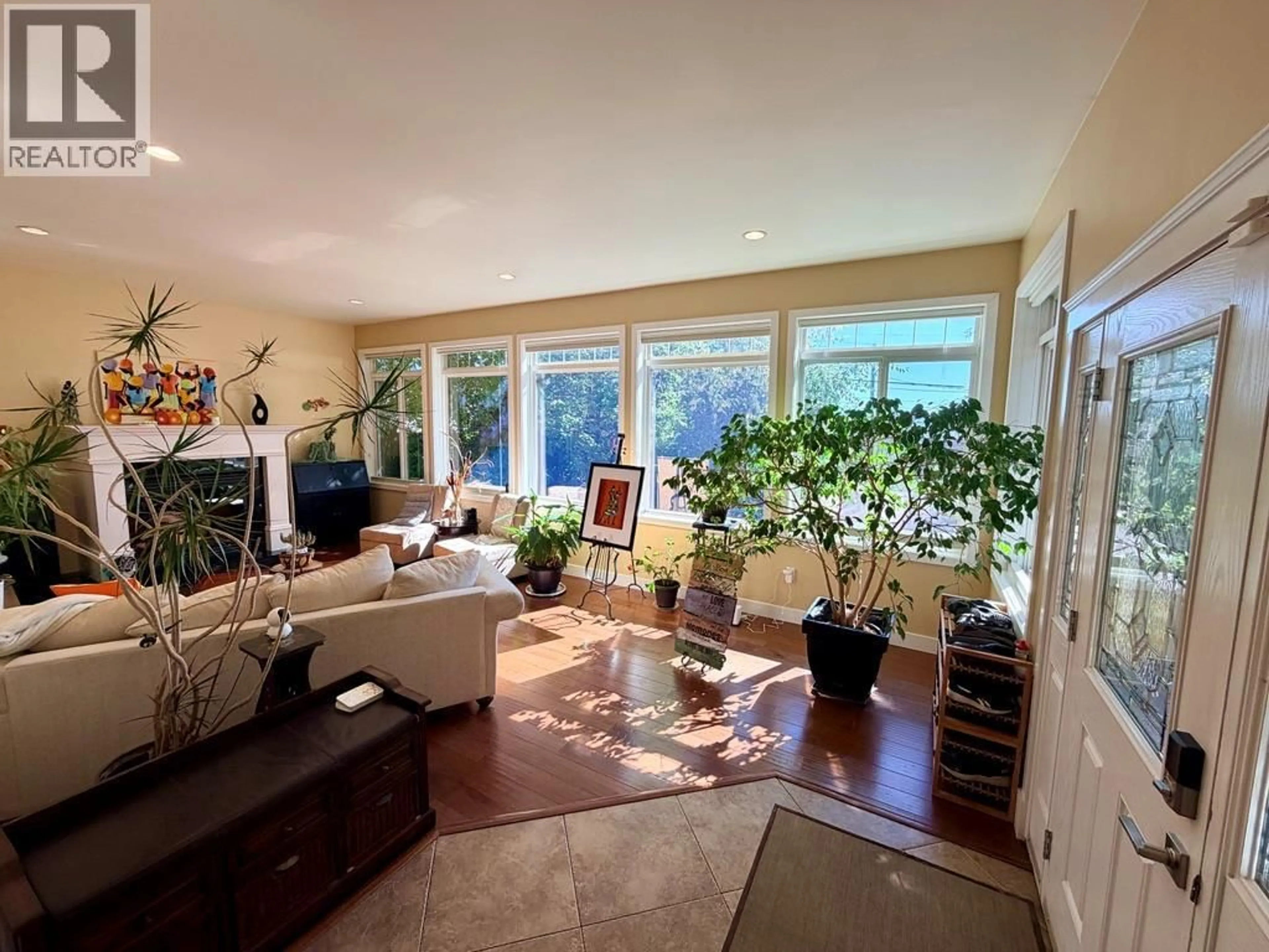 Living room with furniture, unknown for 1045 93 AVENUE, Dawson Creek British Columbia V1G1E3