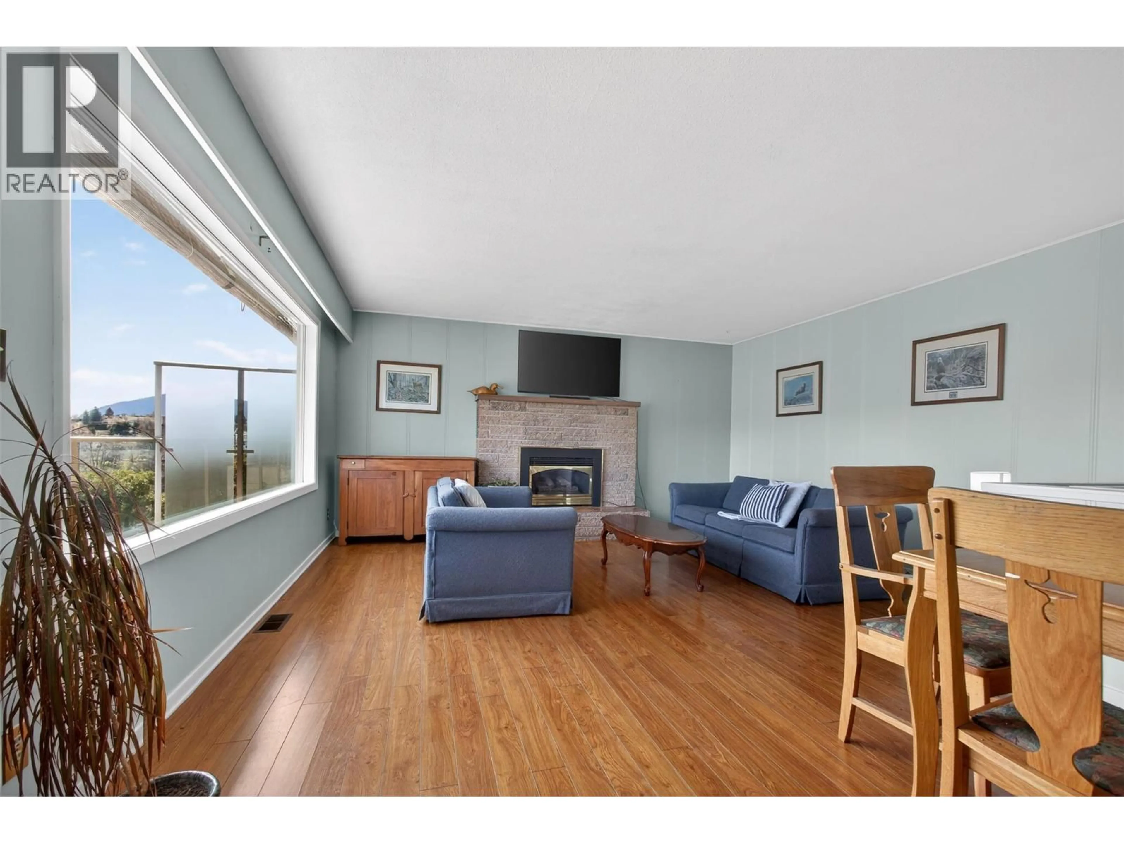 Living room with furniture, wood/laminate floor for 13006 BRISTOW ROAD, Summerland British Columbia V0H1Z1