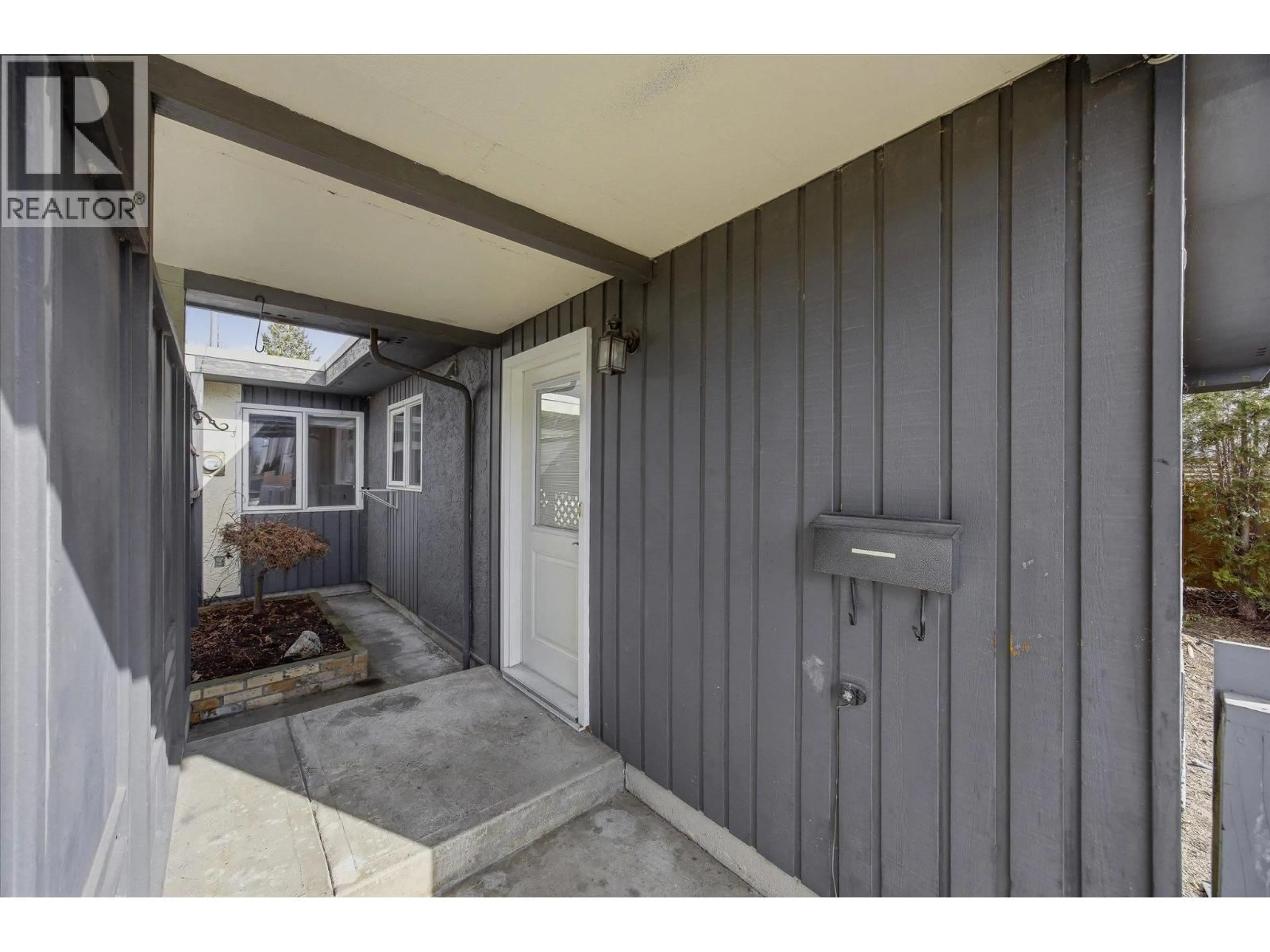Indoor entryway for 746 RAYMER AVENUE, Kelowna British Columbia V1X2Z8