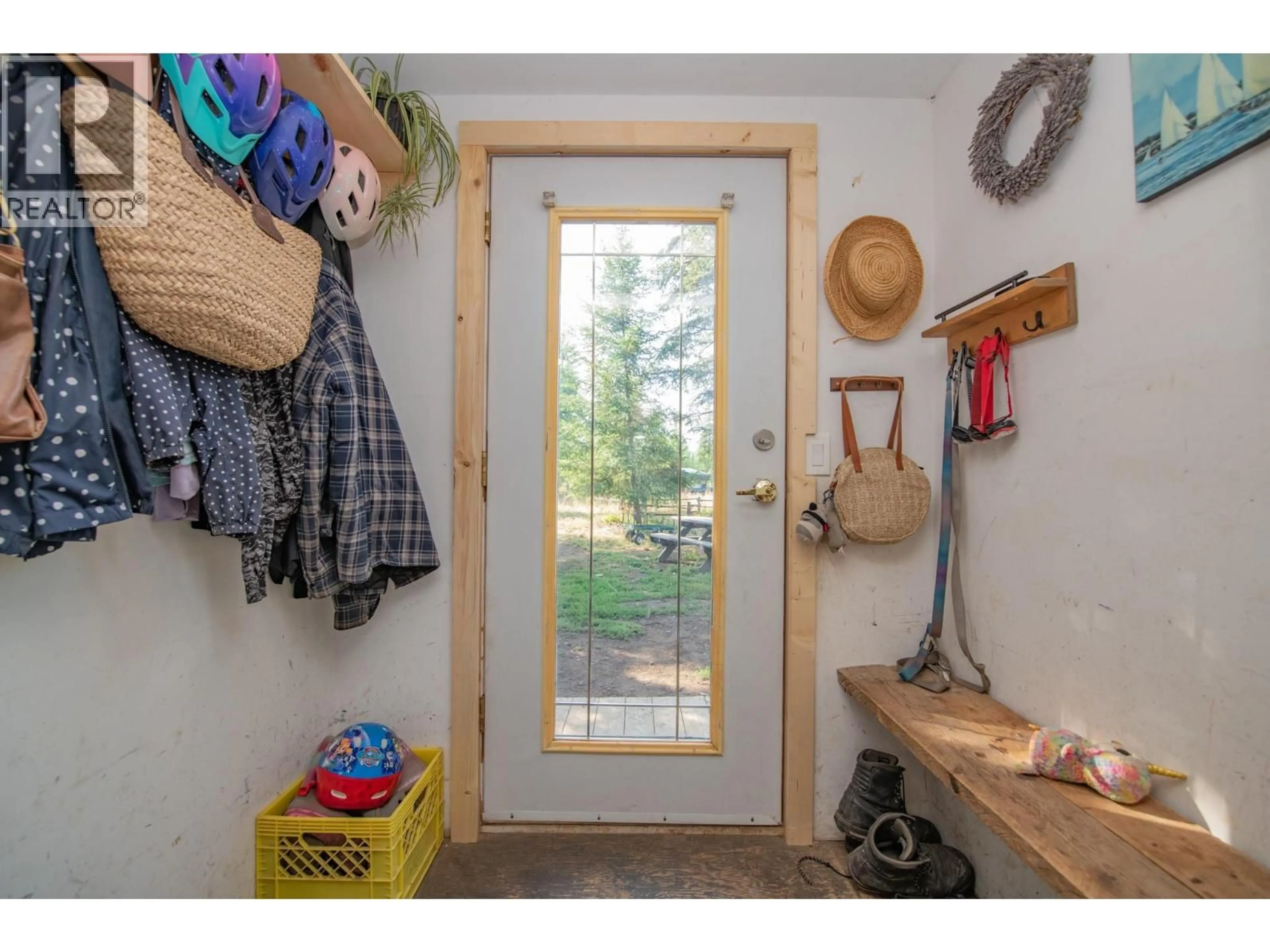 Indoor entryway for 180 SELKIRK VIEW ROAD, Edgewood British Columbia V0G1J0