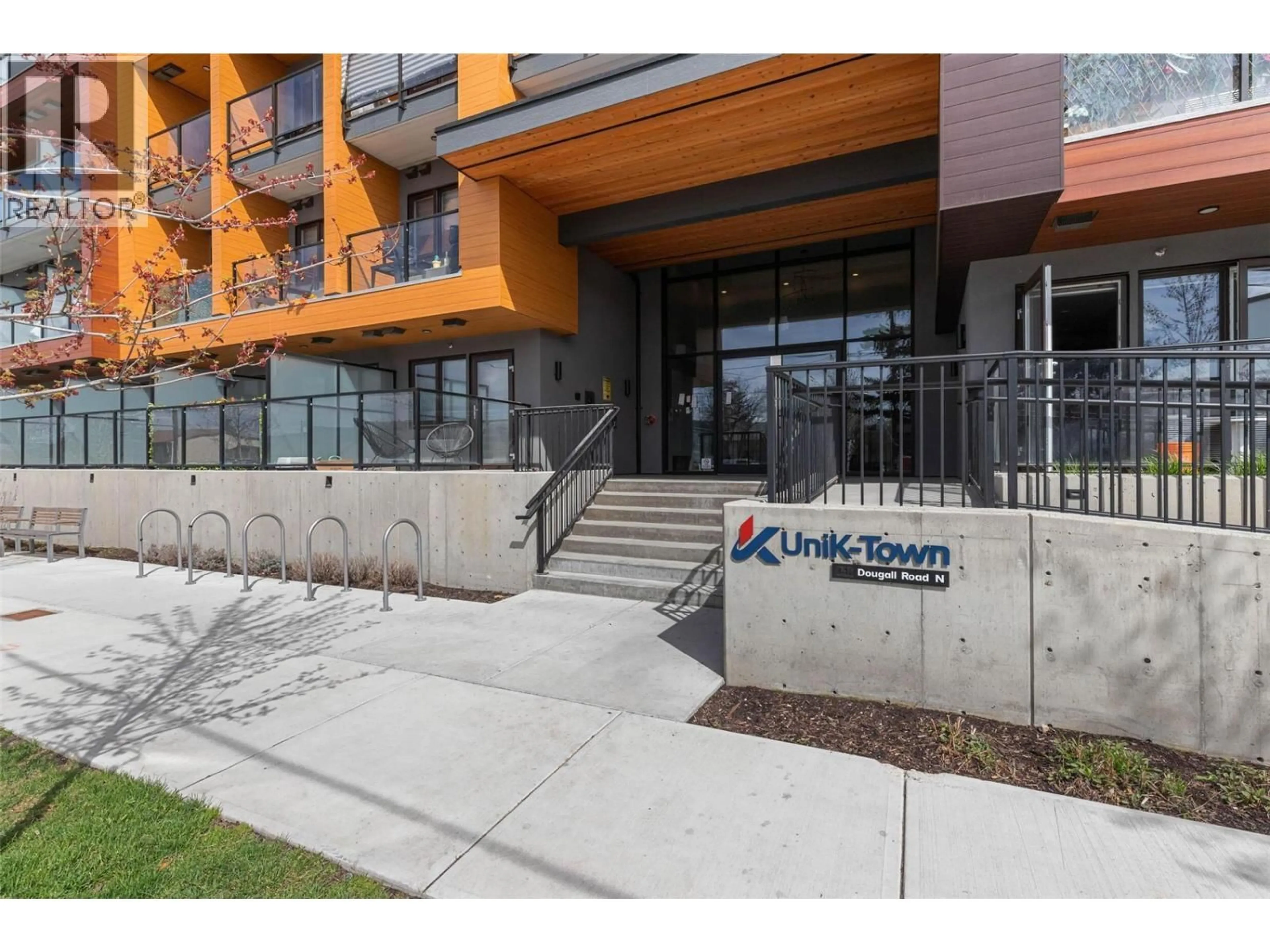 Indoor foyer for PH8 - 345 DOUGALL ROAD NORTH, Kelowna British Columbia V1X3K8