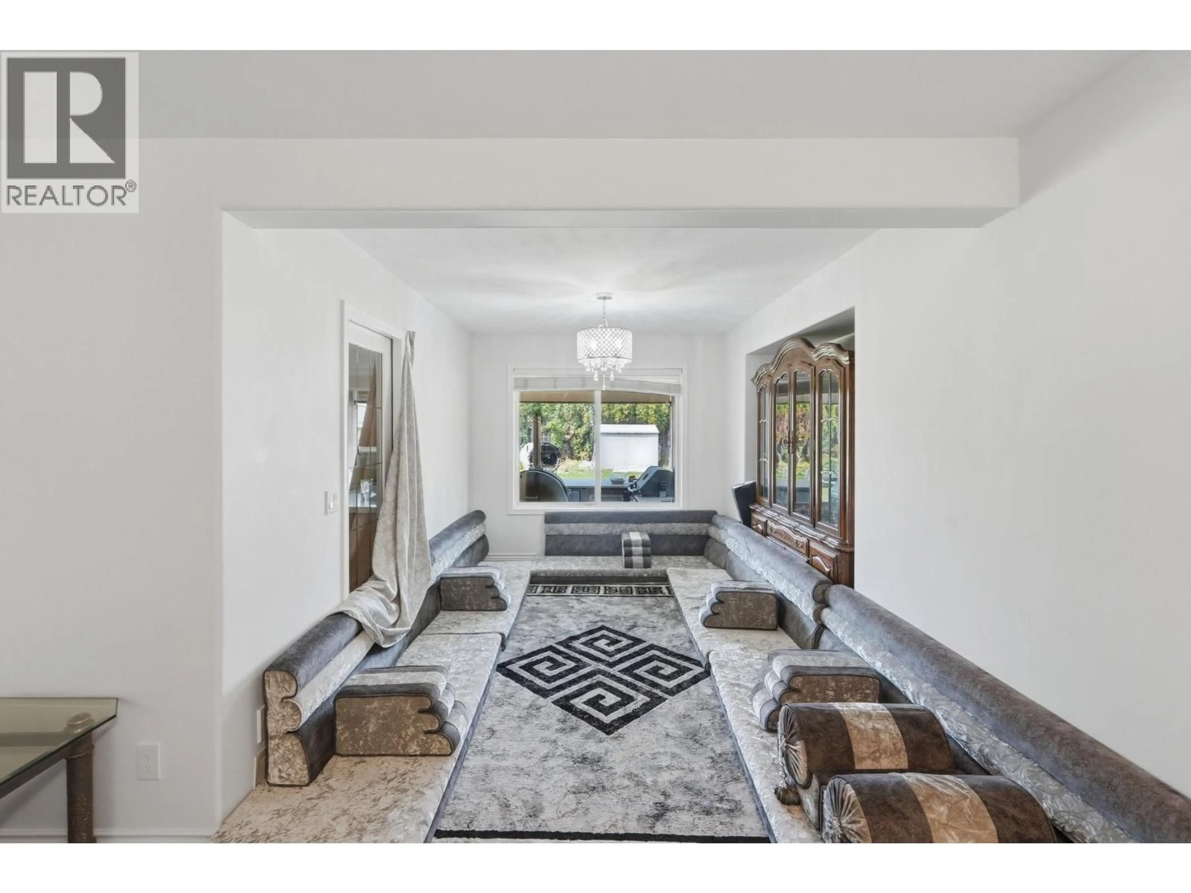 Indoor foyer for 348 PHIPPS CRESCENT, Kelowna British Columbia V1X7N8