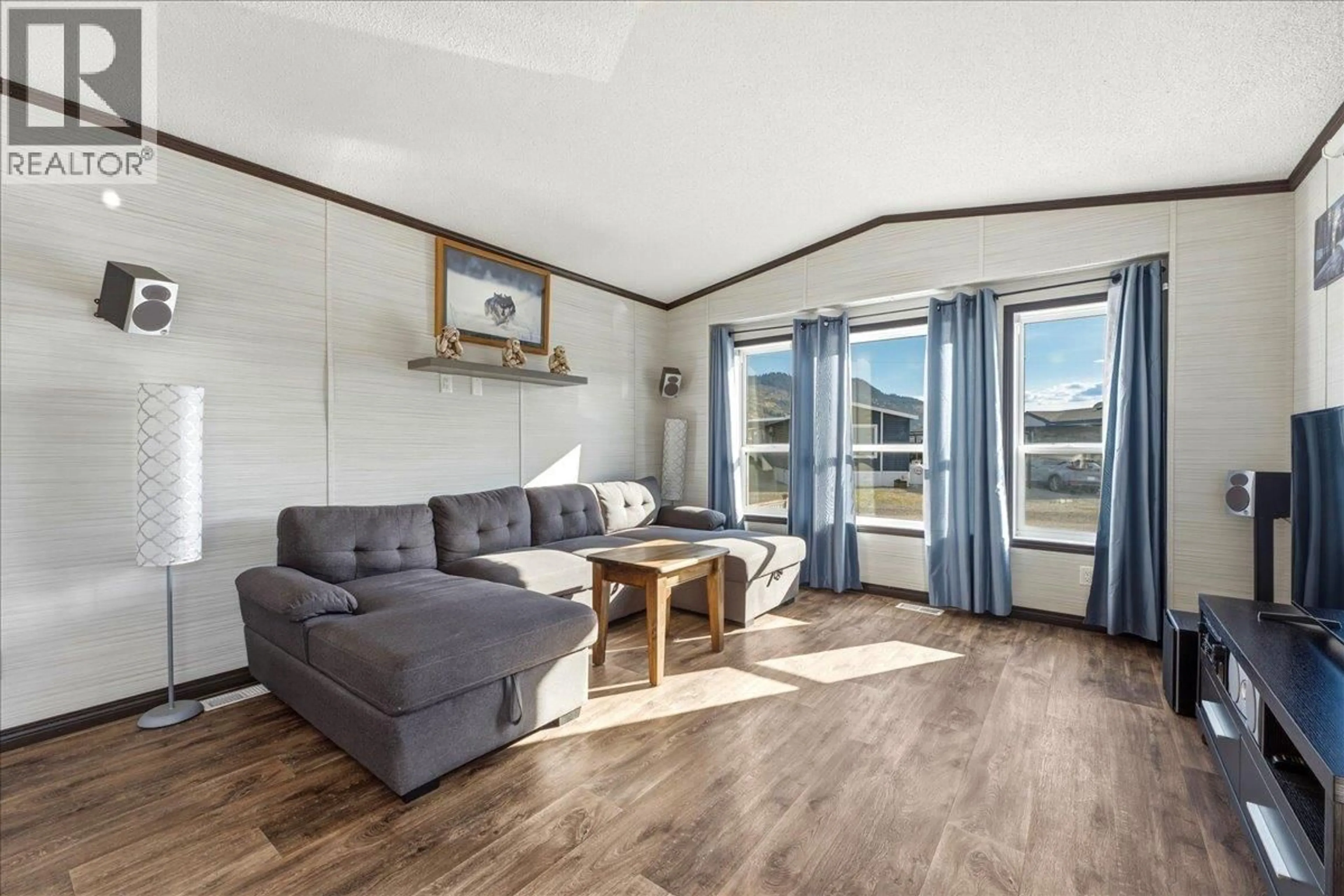 Living room with furniture, wood/laminate floor for 9 - 65 ANTOINE ROAD, Vernon British Columbia V1H2A3