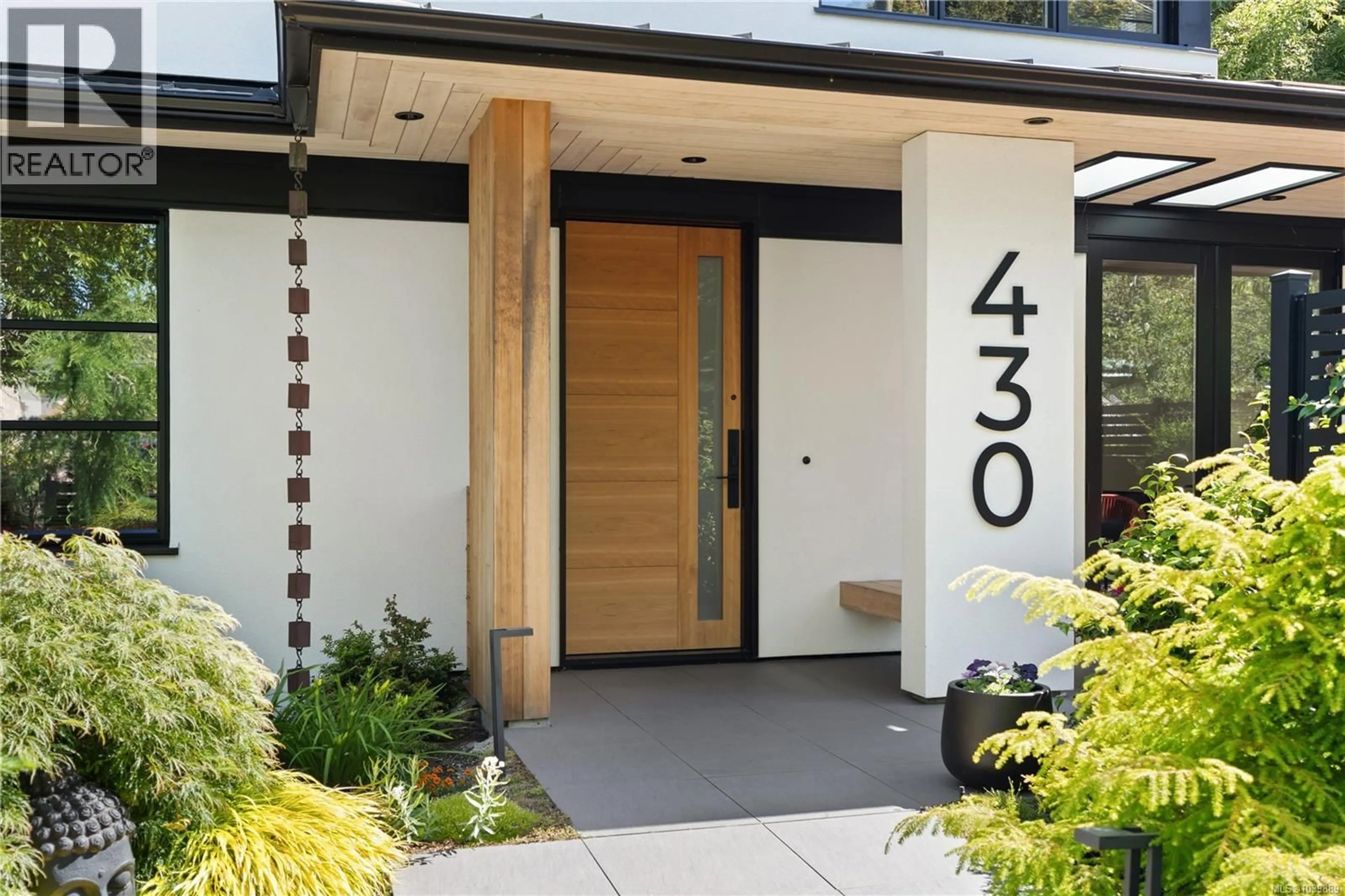Indoor entryway for 430 LUXTON AVENUE, Victoria British Columbia V8V1C9