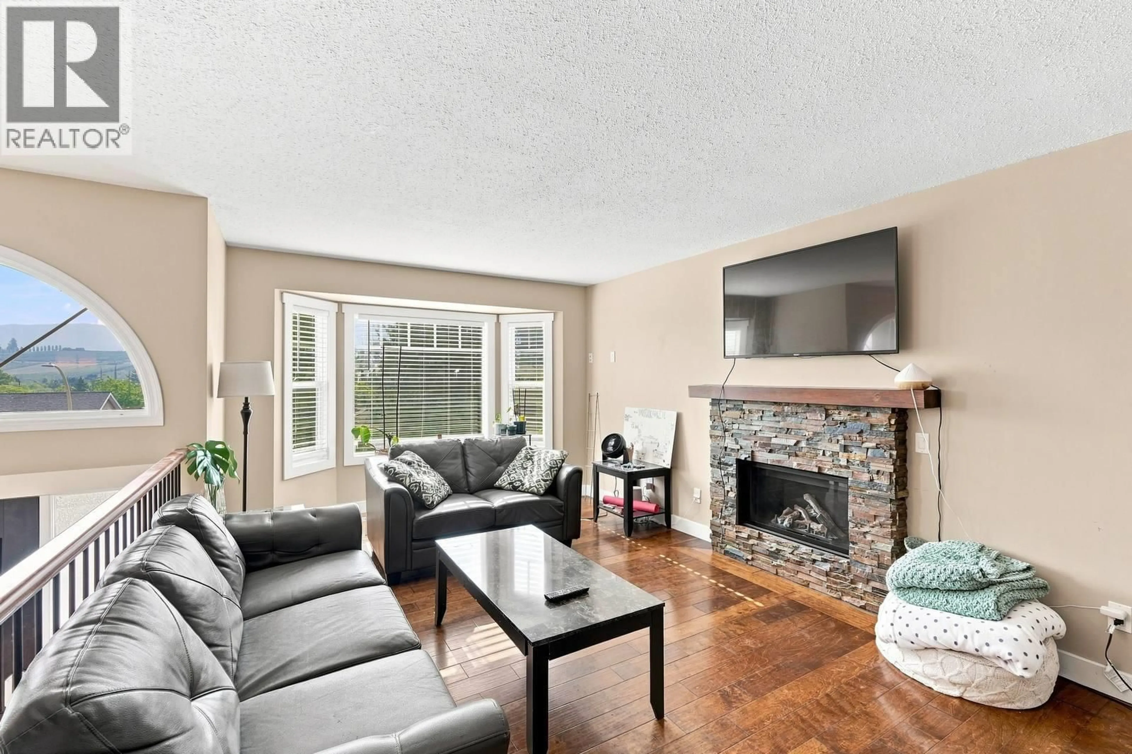 Living room with furniture, unknown for 464 GLEN PINE COURT, Kelowna British Columbia V1V1R3