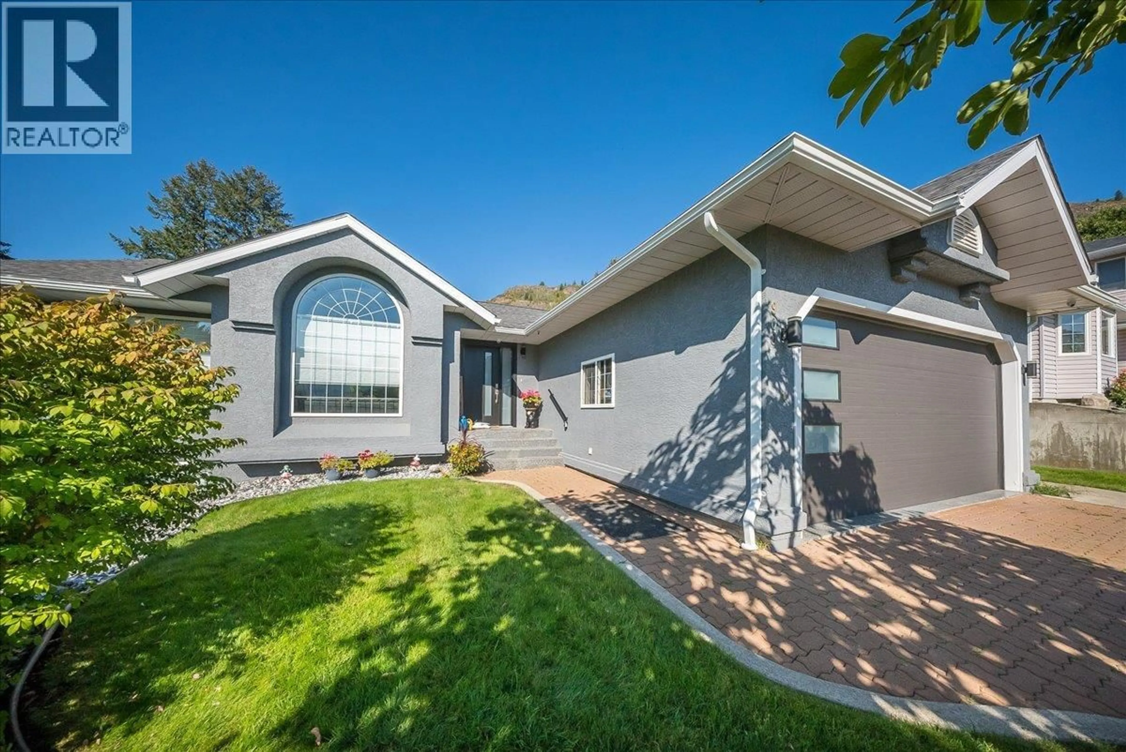 Home with vinyl exterior material, street for 900 7TH STREET, Montrose British Columbia V0G1P0