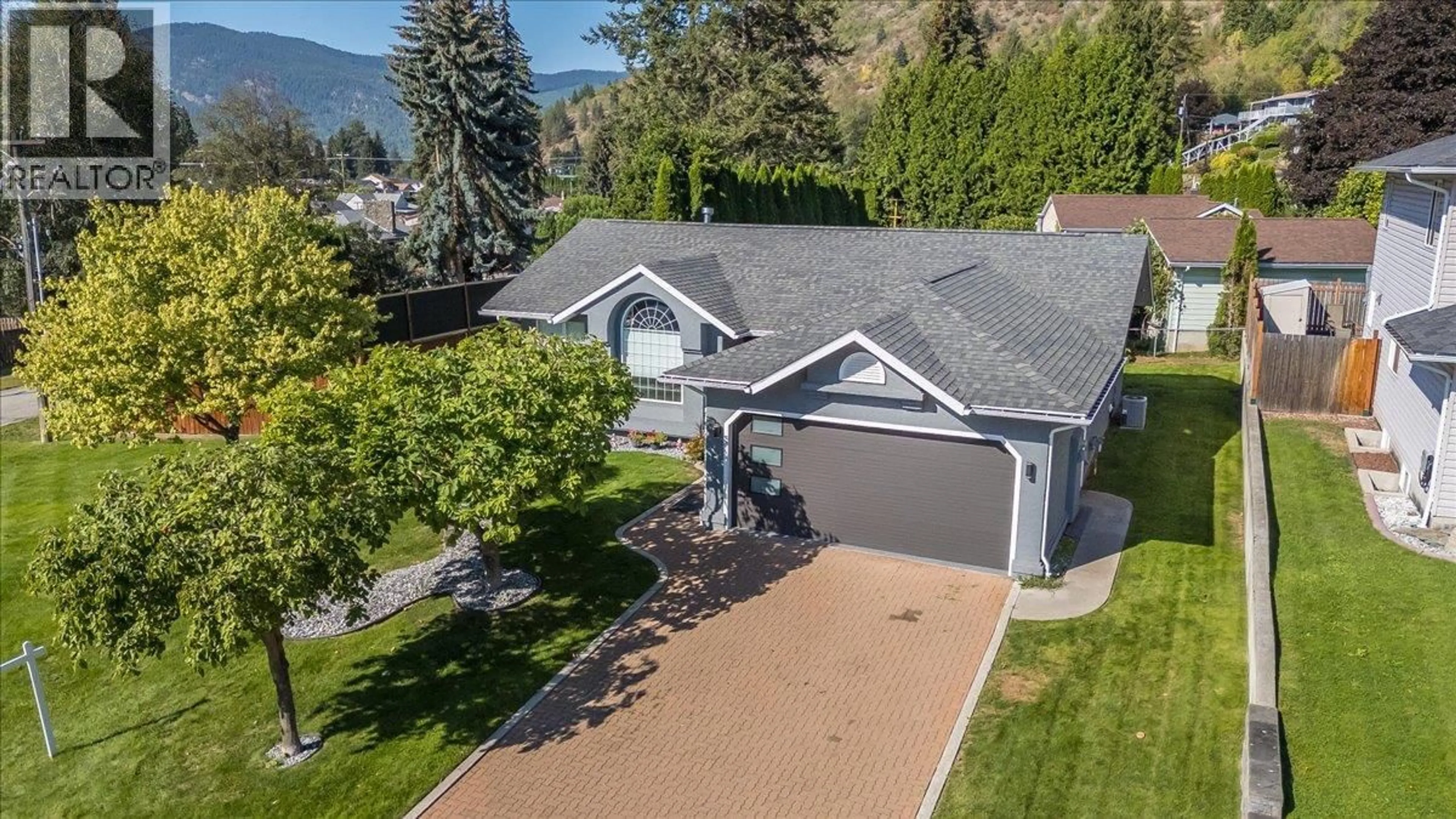 A pic from outside/outdoor area/front of a property/back of a property/a pic from drone, unknown for 900 7TH STREET, Montrose British Columbia V0G1P0