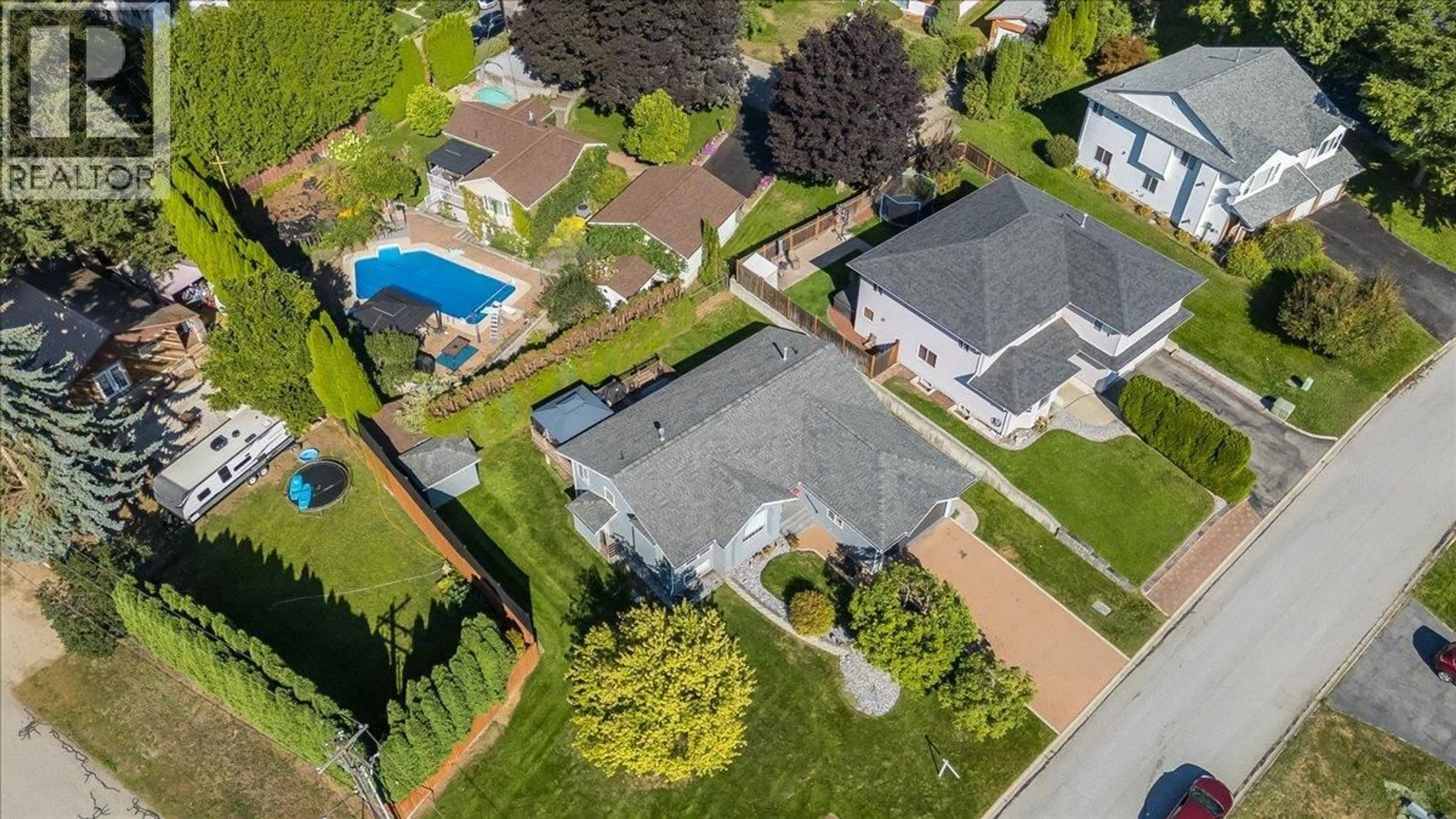 A pic from outside/outdoor area/front of a property/back of a property/a pic from drone, street for 900 7TH STREET, Montrose British Columbia V0G1P0