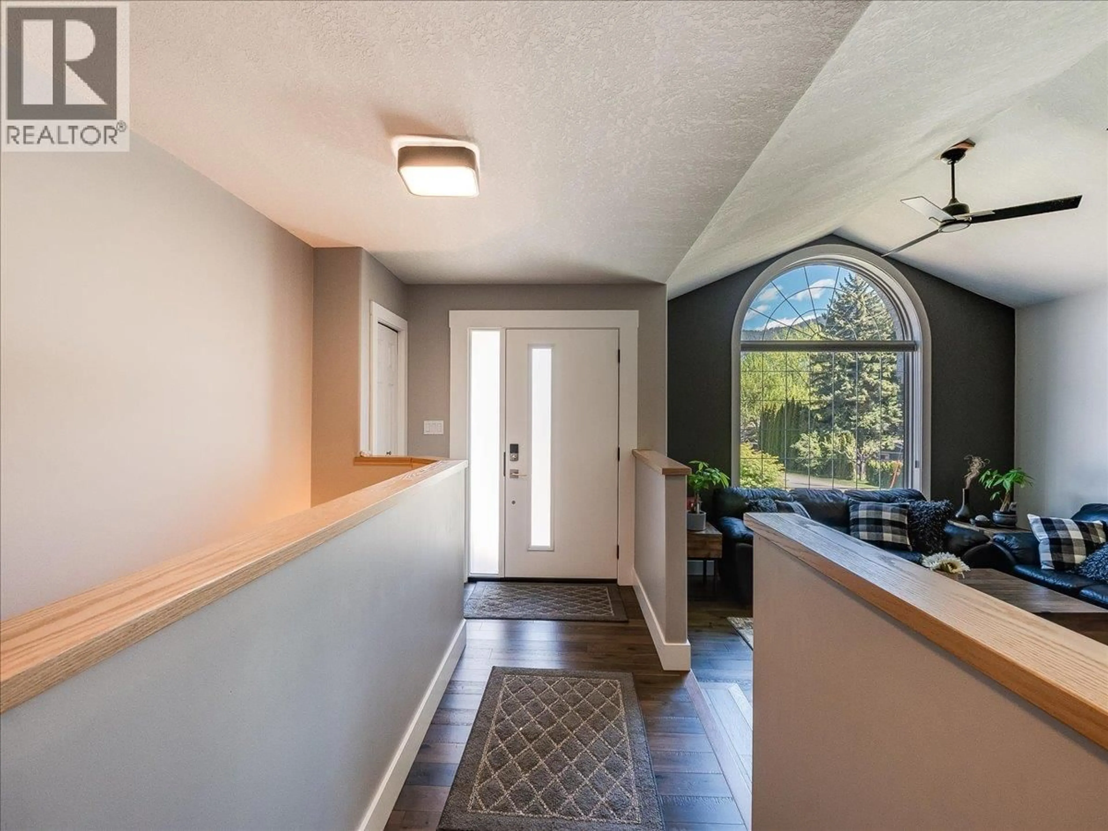 Indoor entryway for 900 7TH STREET, Montrose British Columbia V0G1P0