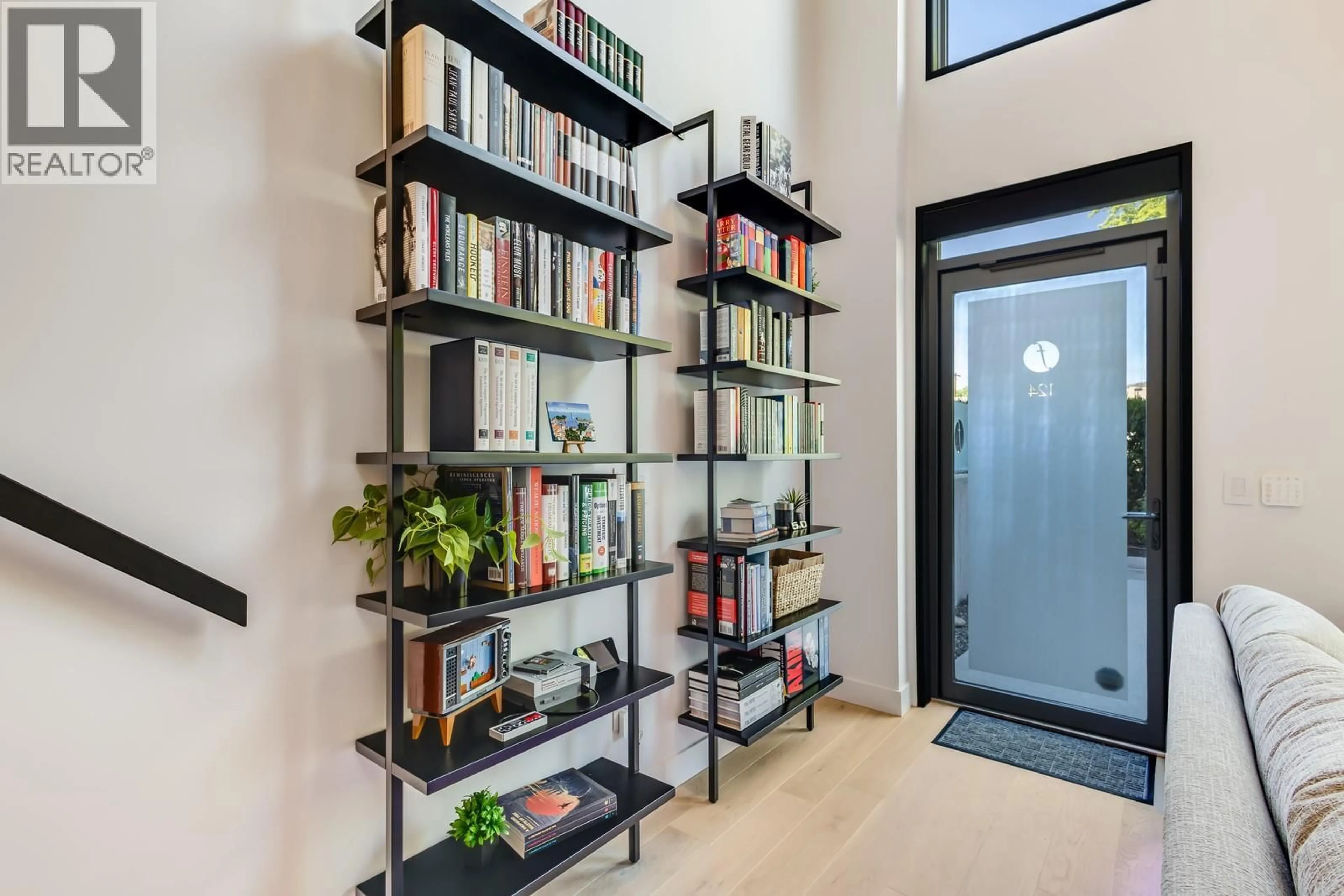 Indoor entryway for 124 - 1495 GRAHAM STREET, Kelowna British Columbia V1Y3B2