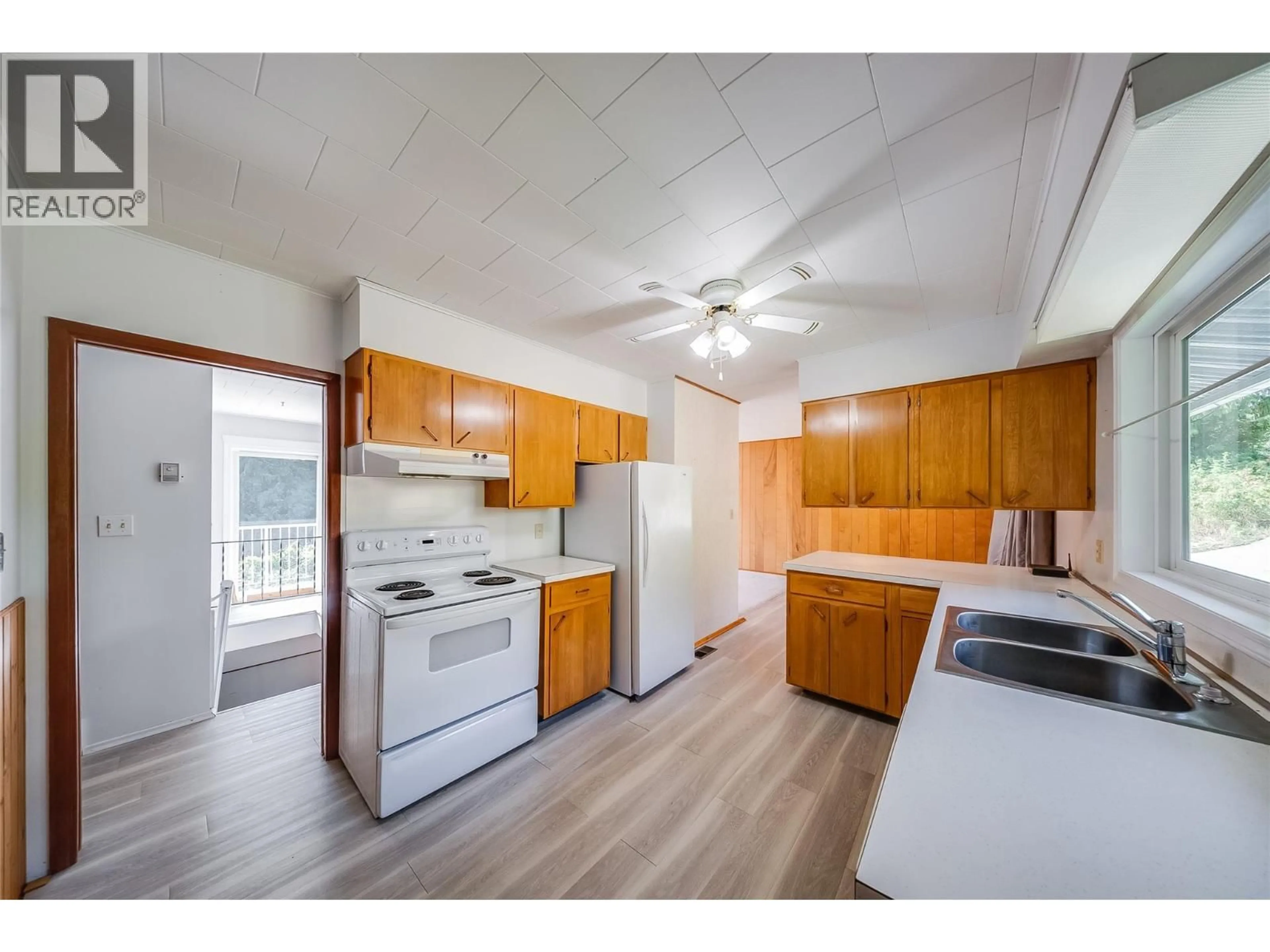 Standard kitchen, wood/laminate floor for 1048 CHRISTIE ROAD, Montrose British Columbia V0G1P0