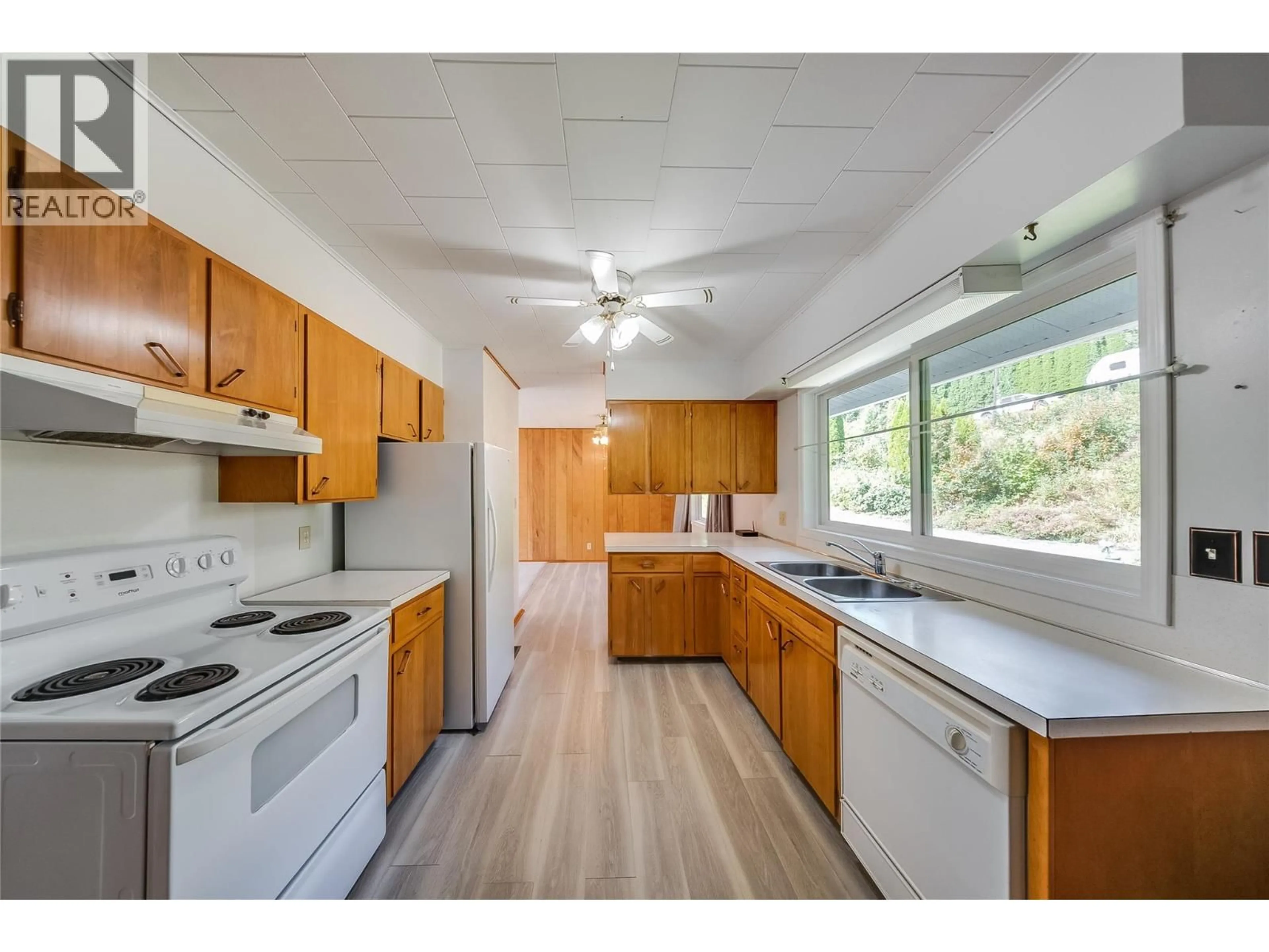 Standard kitchen, wood/laminate floor for 1048 CHRISTIE ROAD, Montrose British Columbia V0G1P0