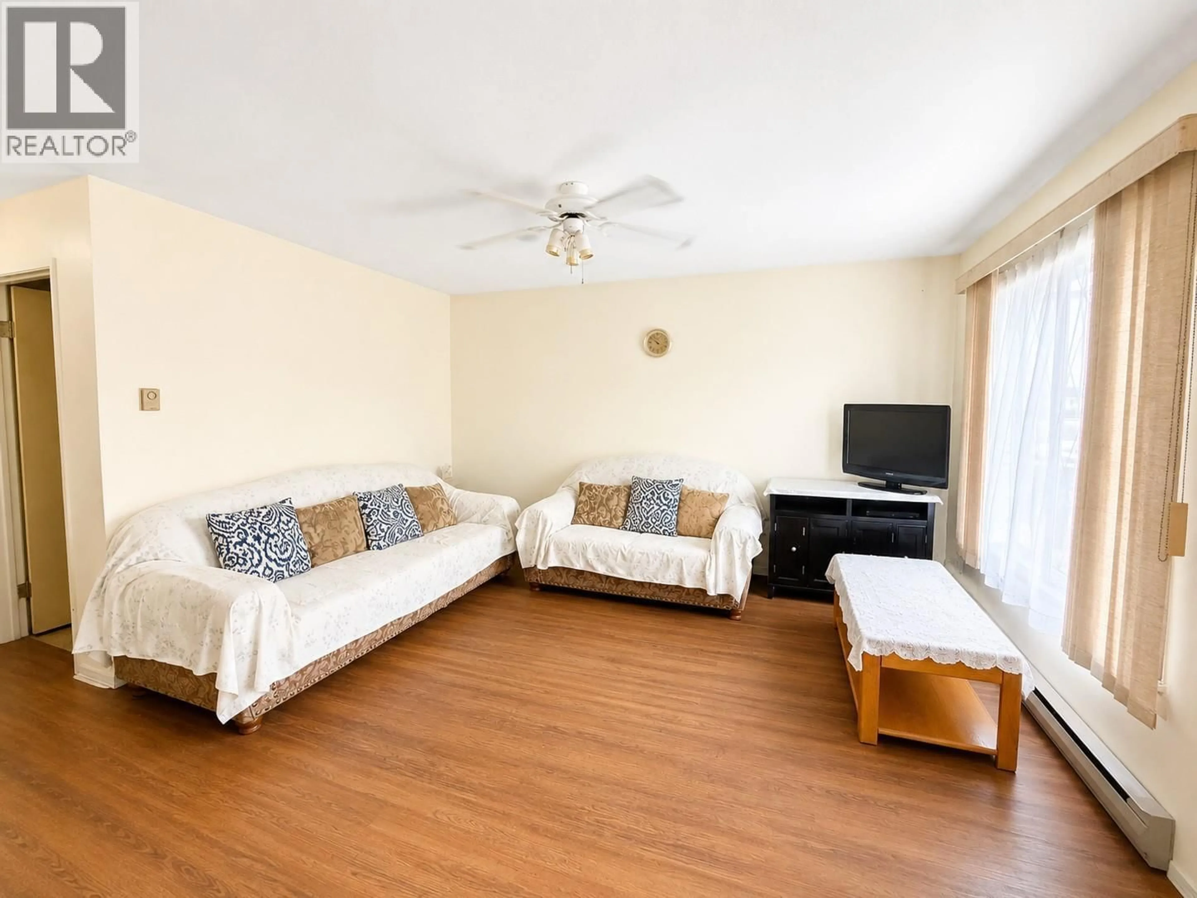Living room with furniture, wood/laminate floor for 4 - 5869 MAIN STREET, Oliver British Columbia V0H1T9