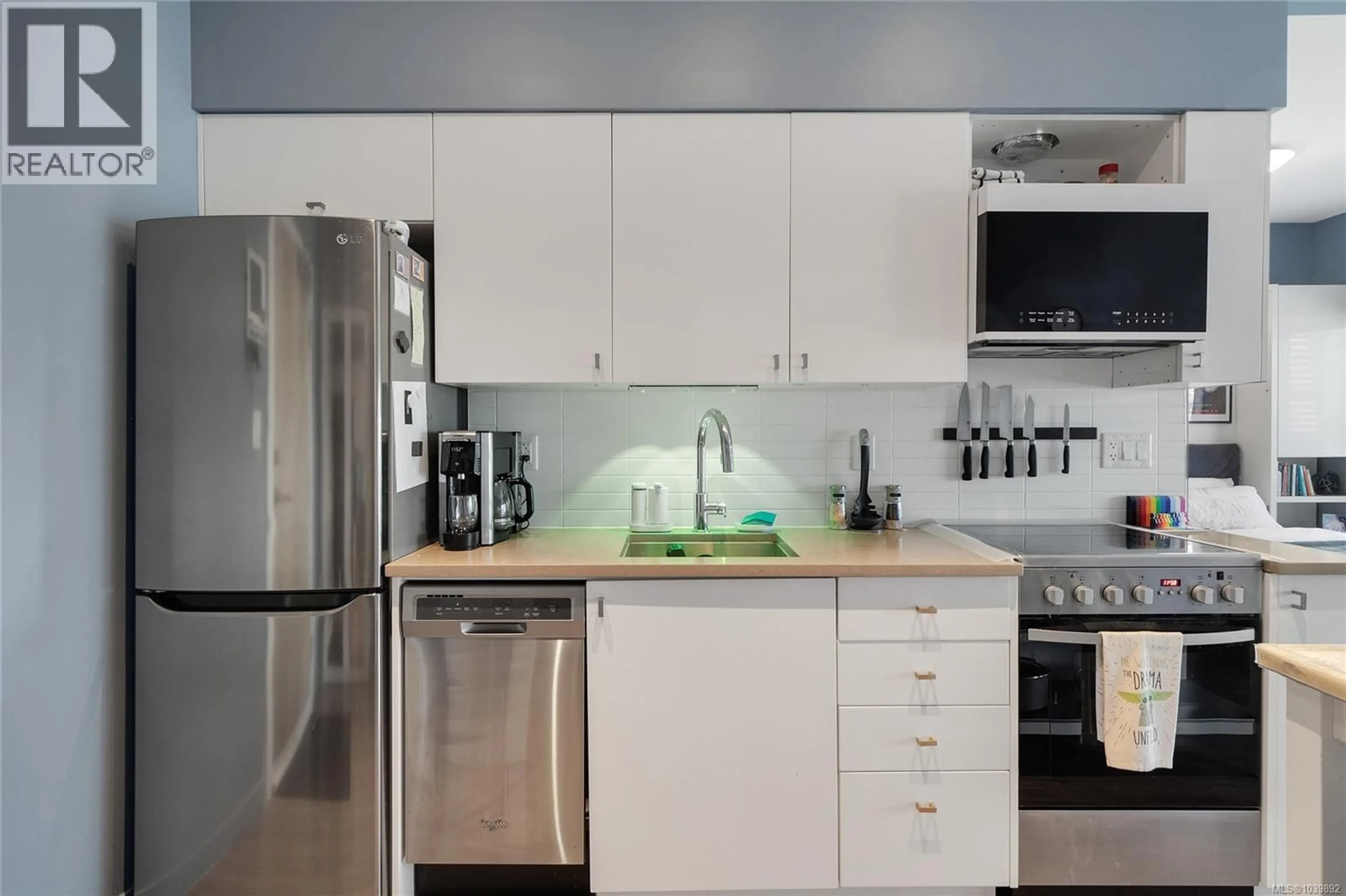Standard kitchen, unknown for 403 - 785 TYEE ROAD, Victoria British Columbia V9A0G2