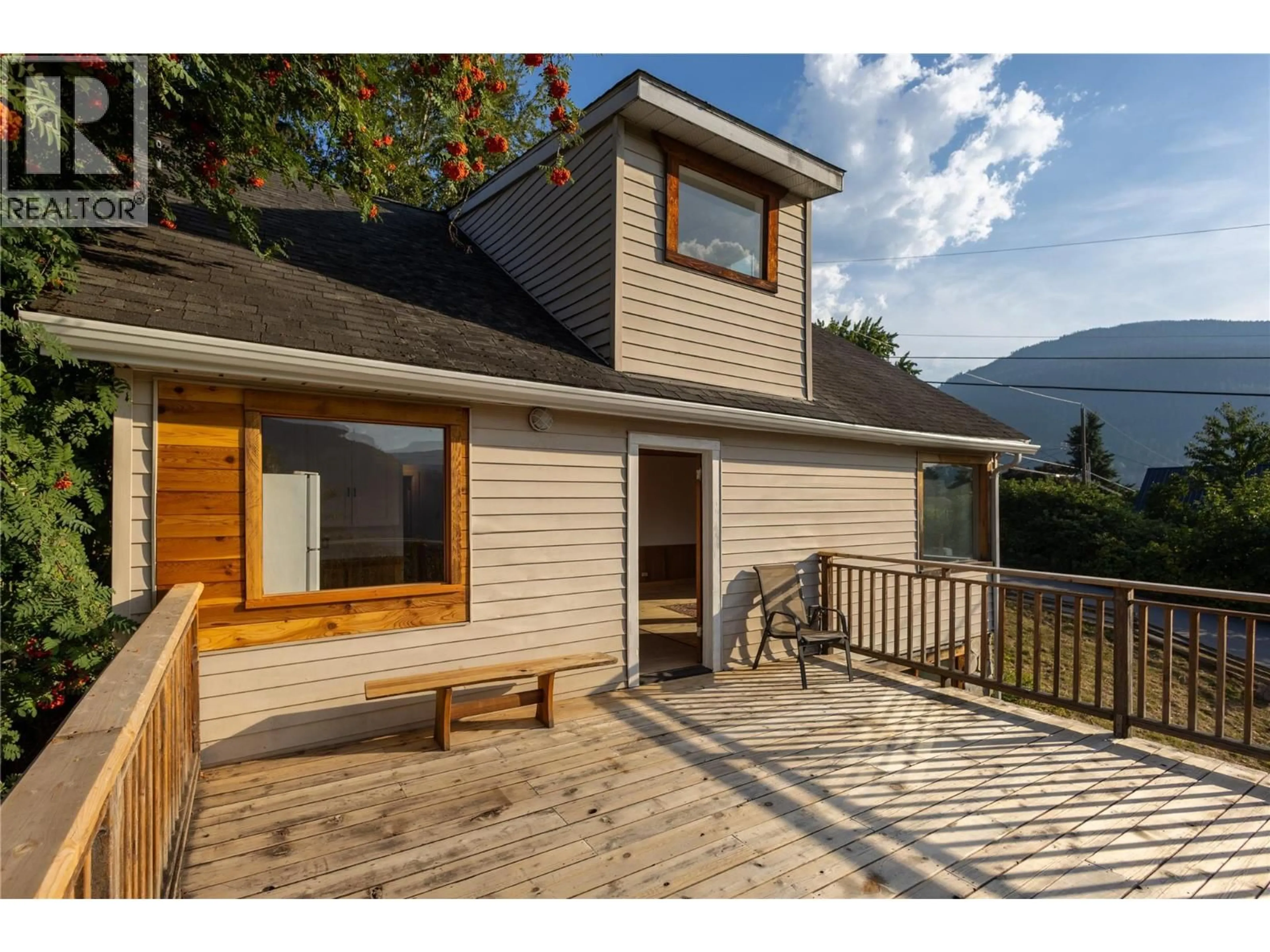Home with vinyl exterior material, unknown for 601 RICHARDS STREET, Nelson British Columbia V1L5J7