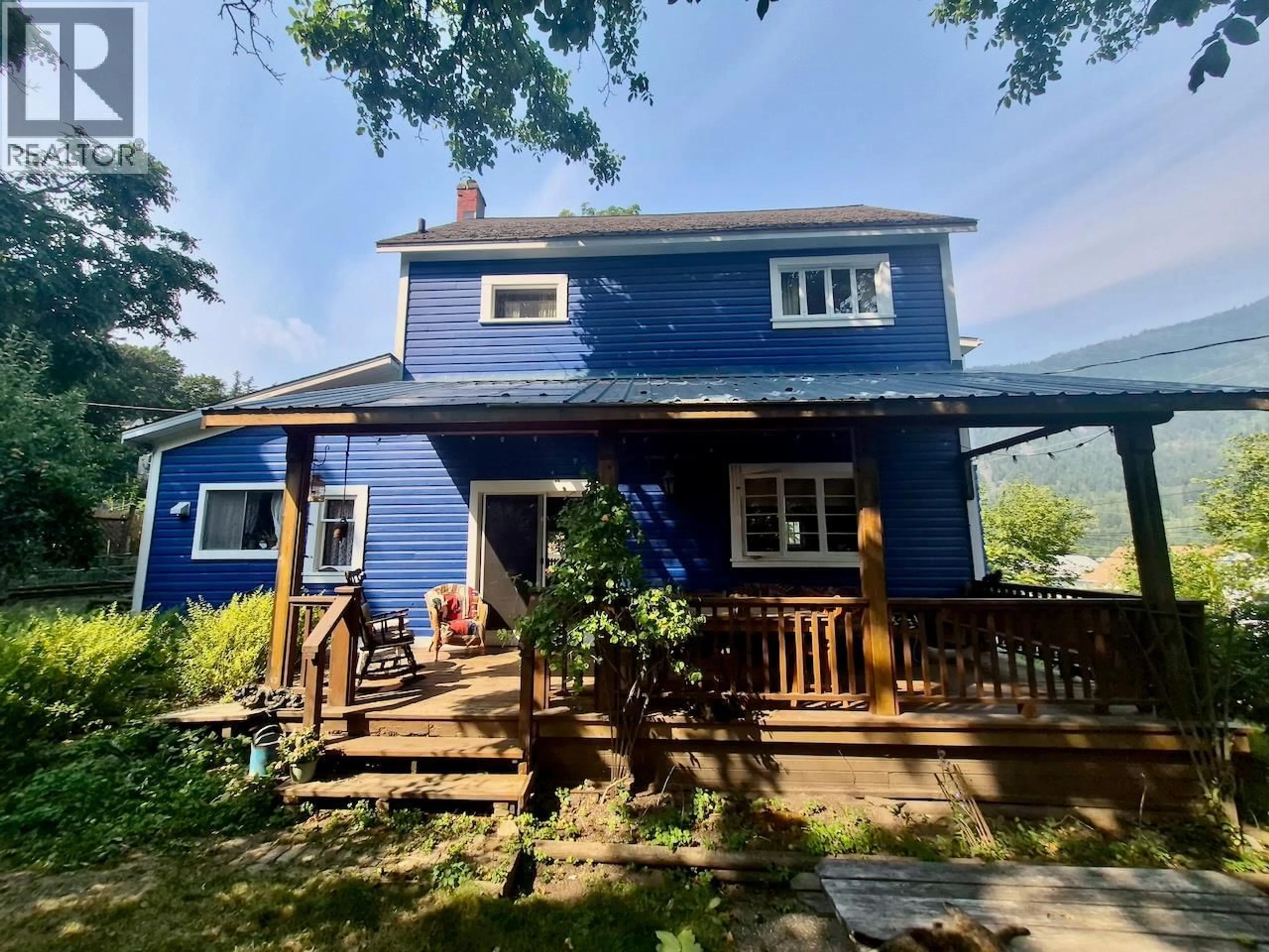 A pic from outside/outdoor area/front of a property/back of a property/a pic from drone, street for 204 CHATHAM STREET, Nelson British Columbia V1L3Y9