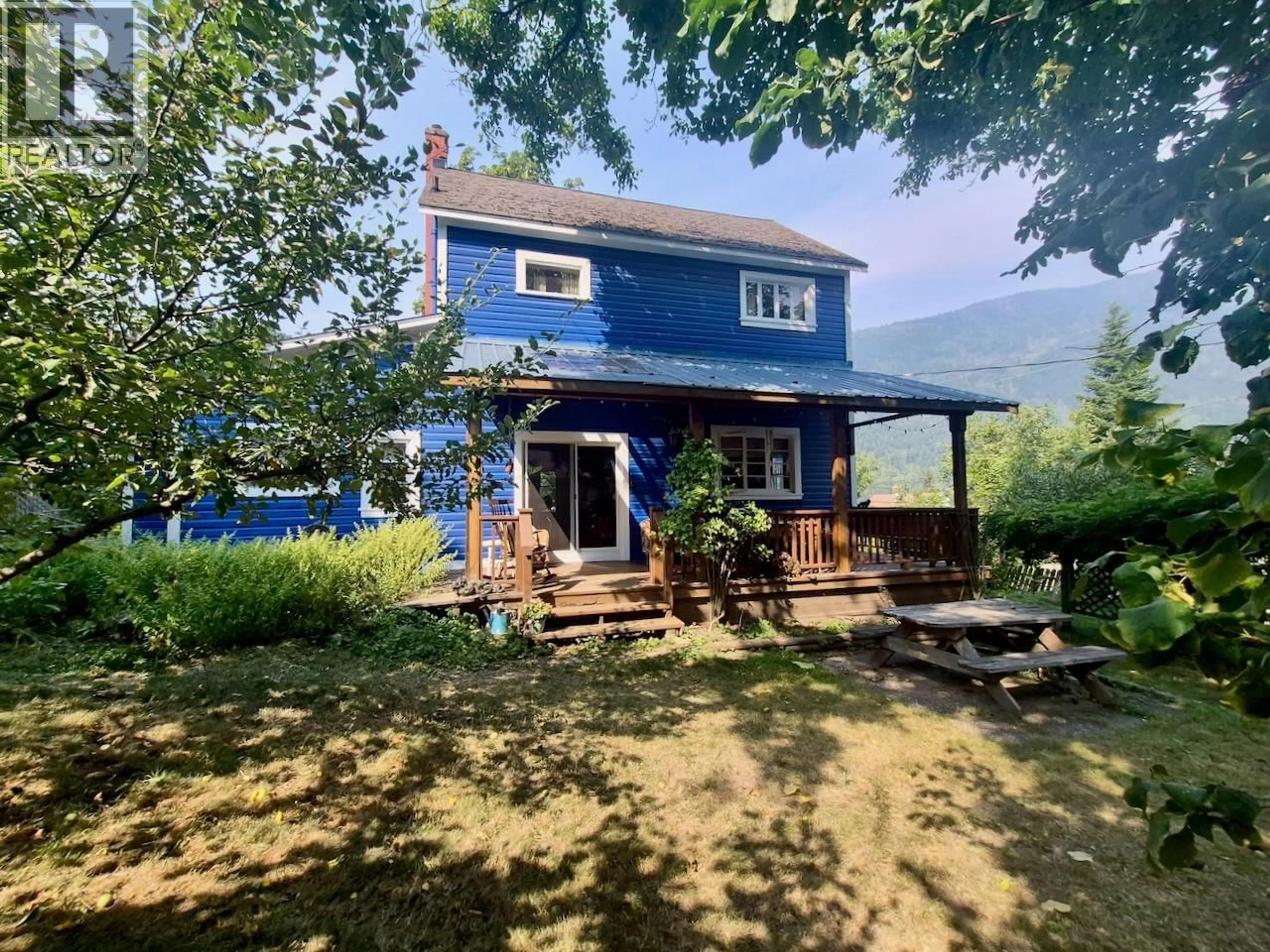 A pic from outside/outdoor area/front of a property/back of a property/a pic from drone, mountain view for 204 CHATHAM STREET, Nelson British Columbia V1L3Y9
