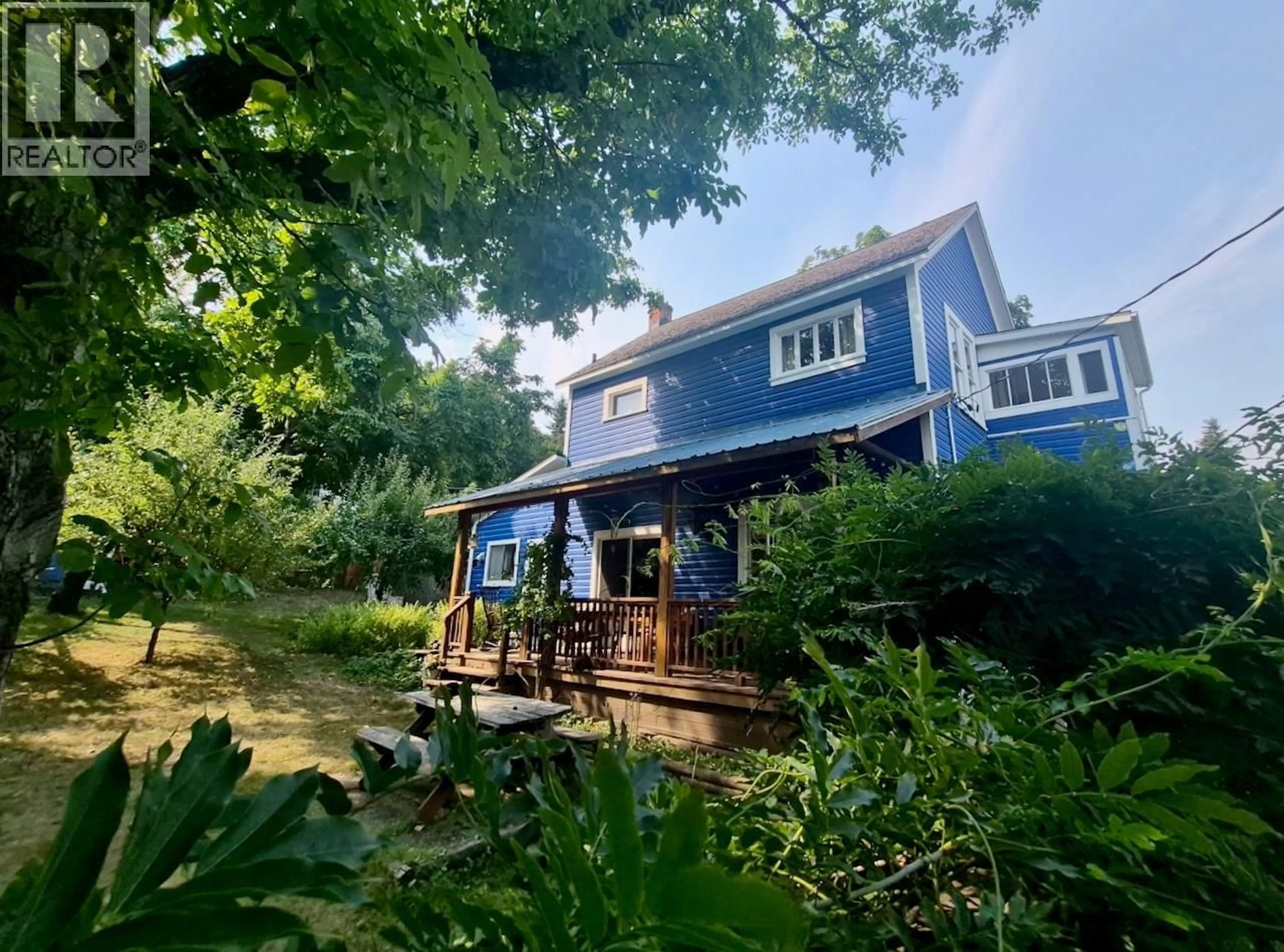 A pic from outside/outdoor area/front of a property/back of a property/a pic from drone, unknown for 204 CHATHAM STREET, Nelson British Columbia V1L3Y9