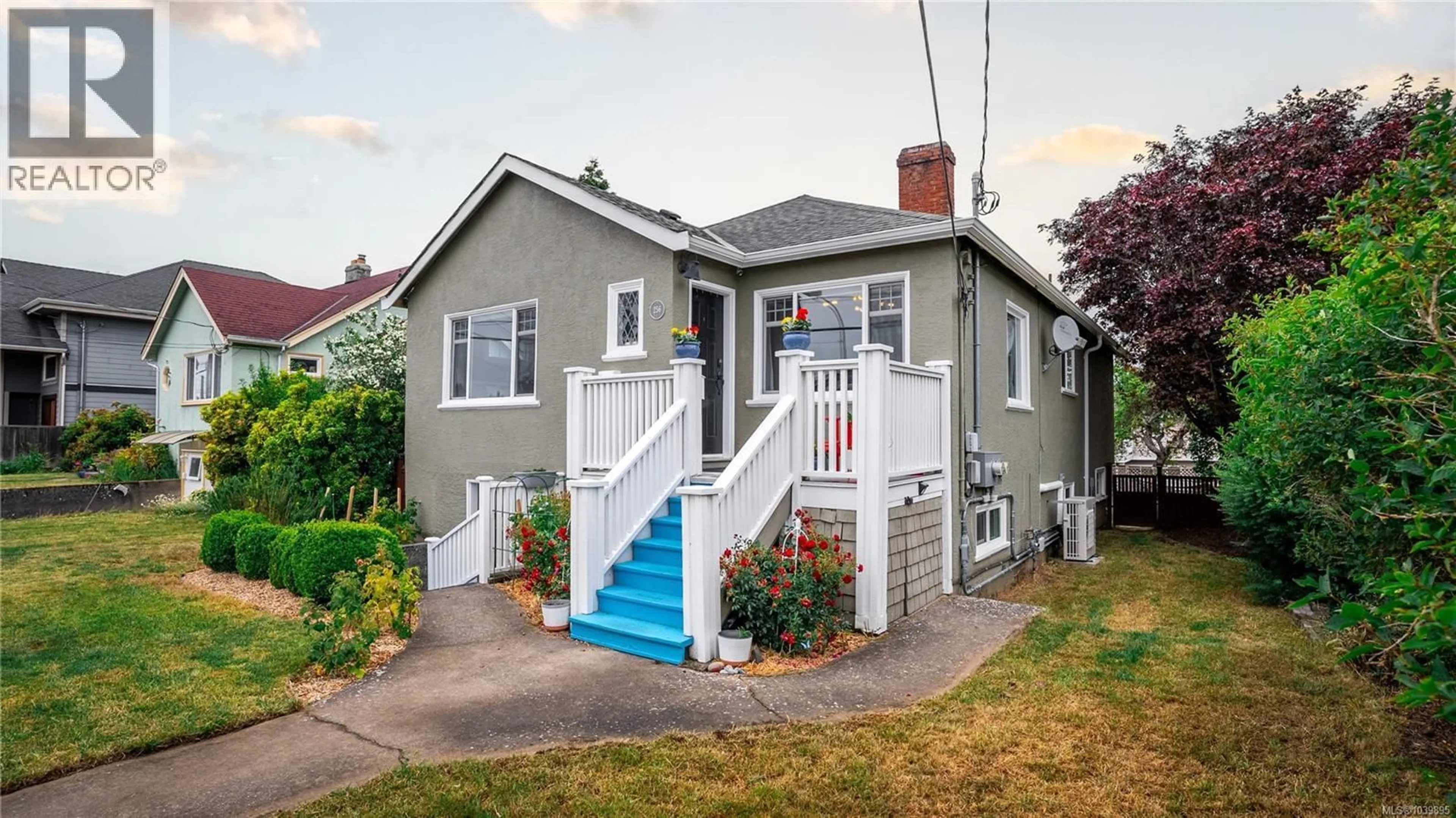 Home with vinyl exterior material, street for 256 CADILLAC AVENUE, Saanich British Columbia V8Z1T8