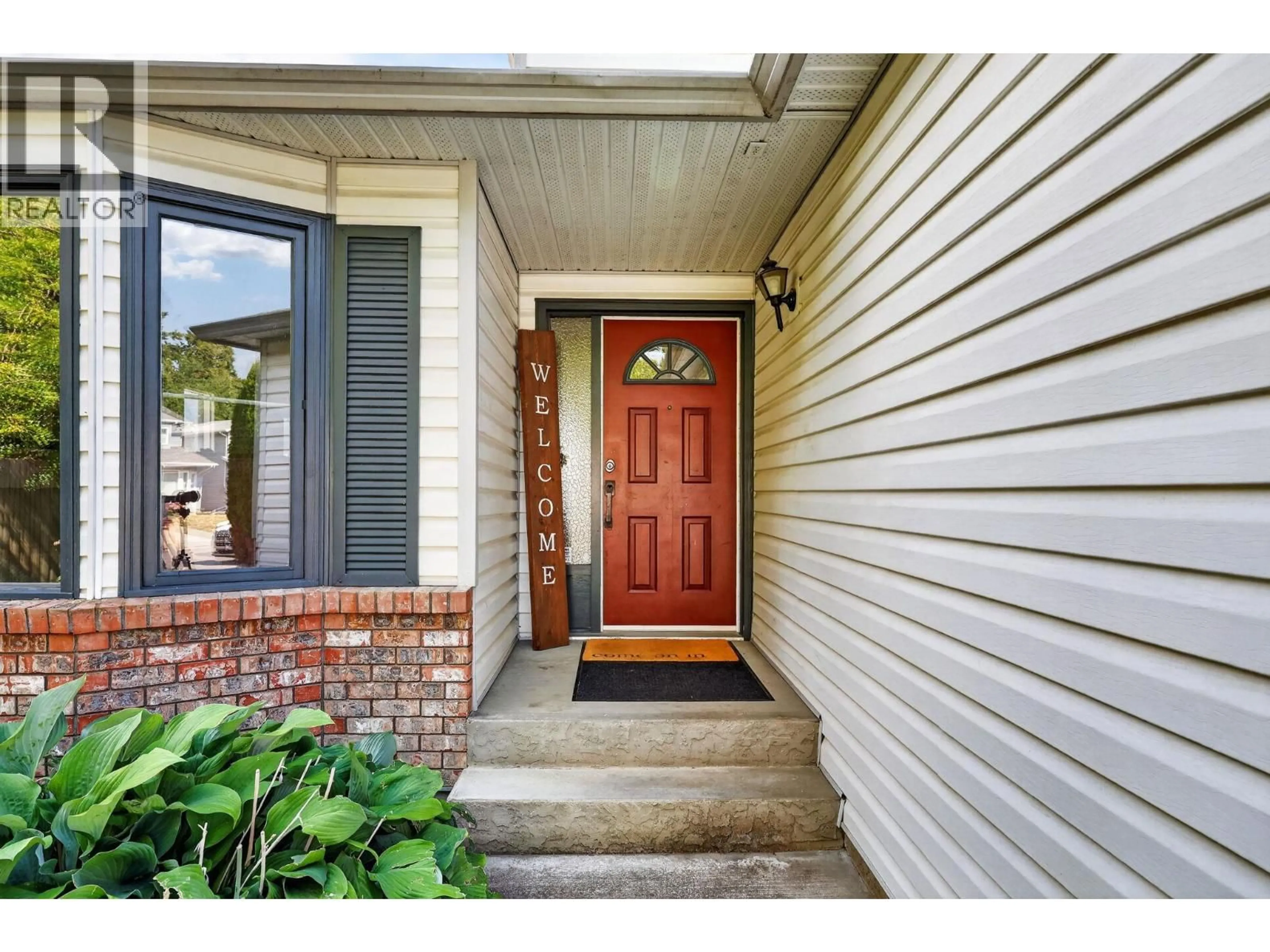 Indoor entryway for 2054 ASTER ROAD, Kelowna British Columbia V1V1P4