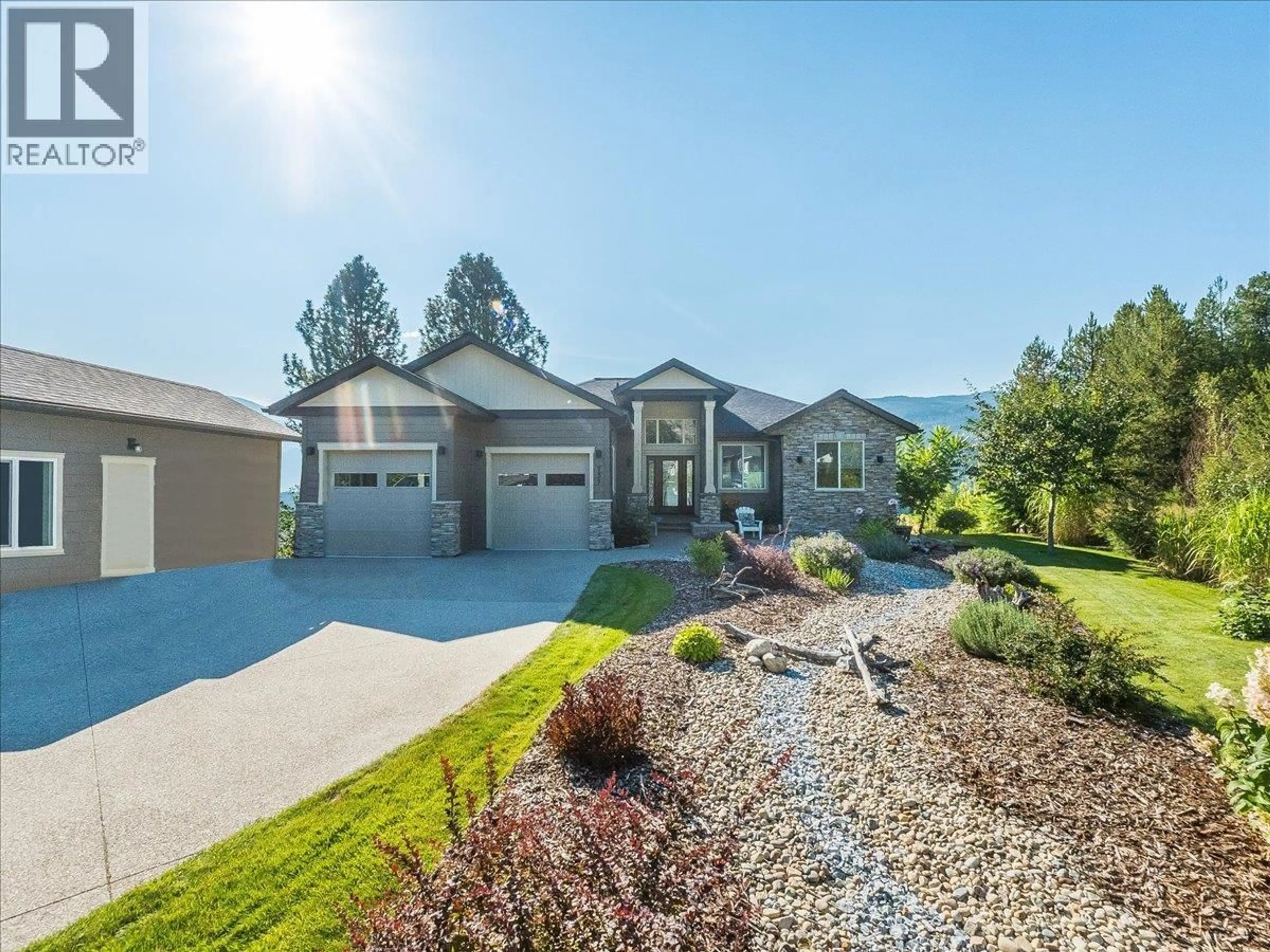 Home with vinyl exterior material, mountain view for 737 PRAIRIE SOUTH ROAD, Castlegar British Columbia V1N4K6