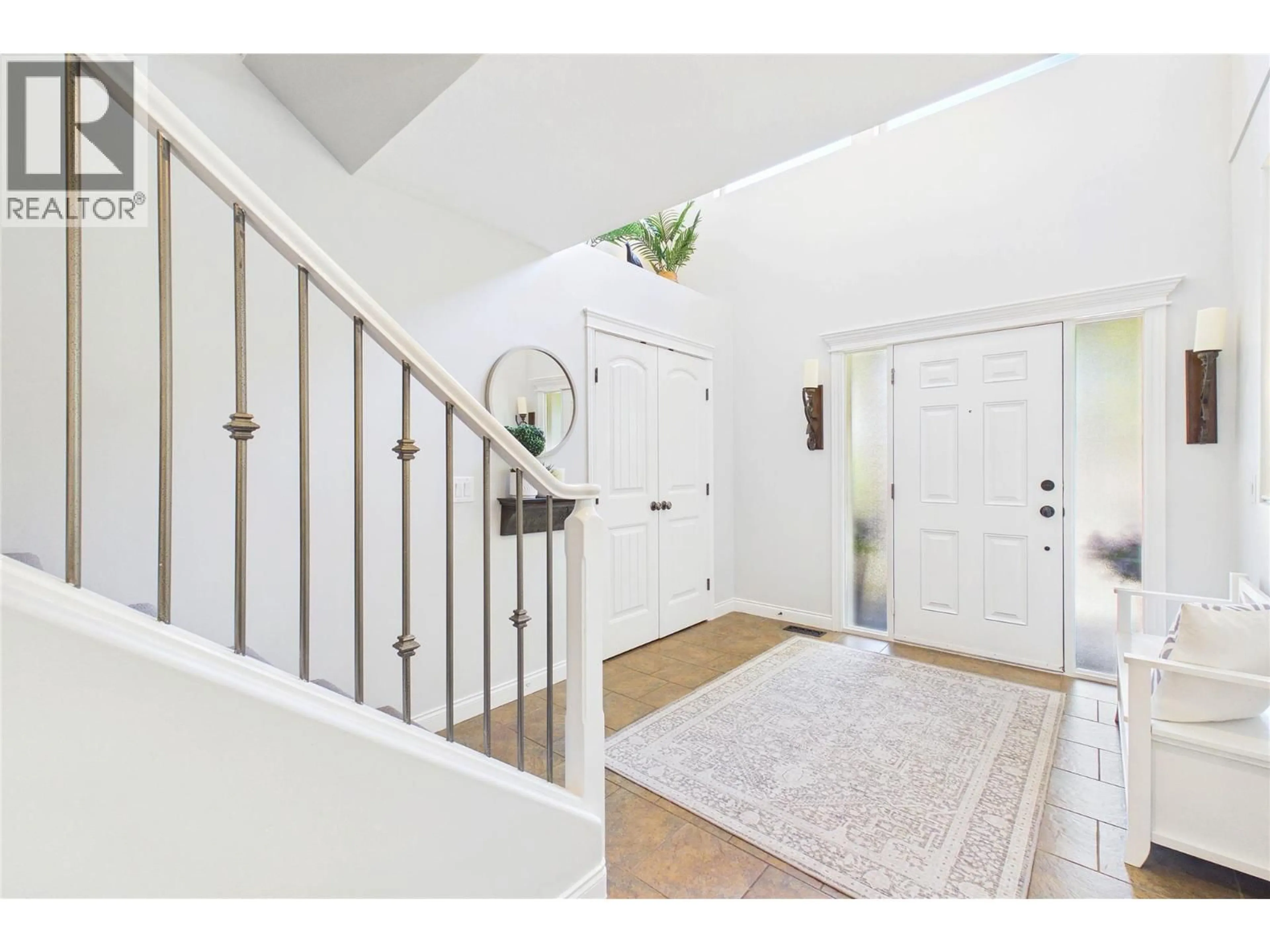 Indoor entryway for 307 MCCARREN AVENUE, Kelowna British Columbia V1W5A6