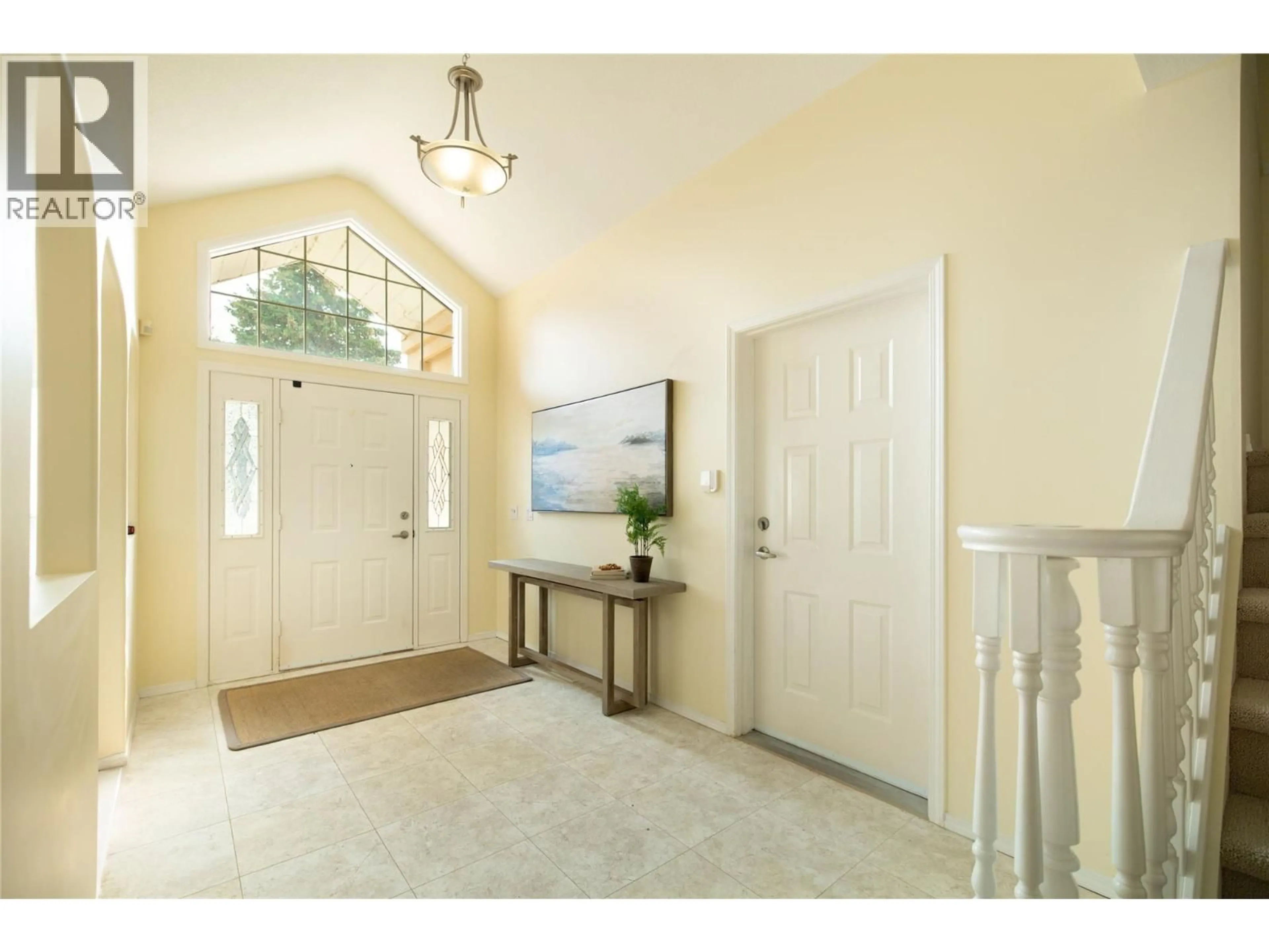 Indoor entryway for 305 - 650 LEXINGTON DRIVE, Kelowna British Columbia V1W3B6