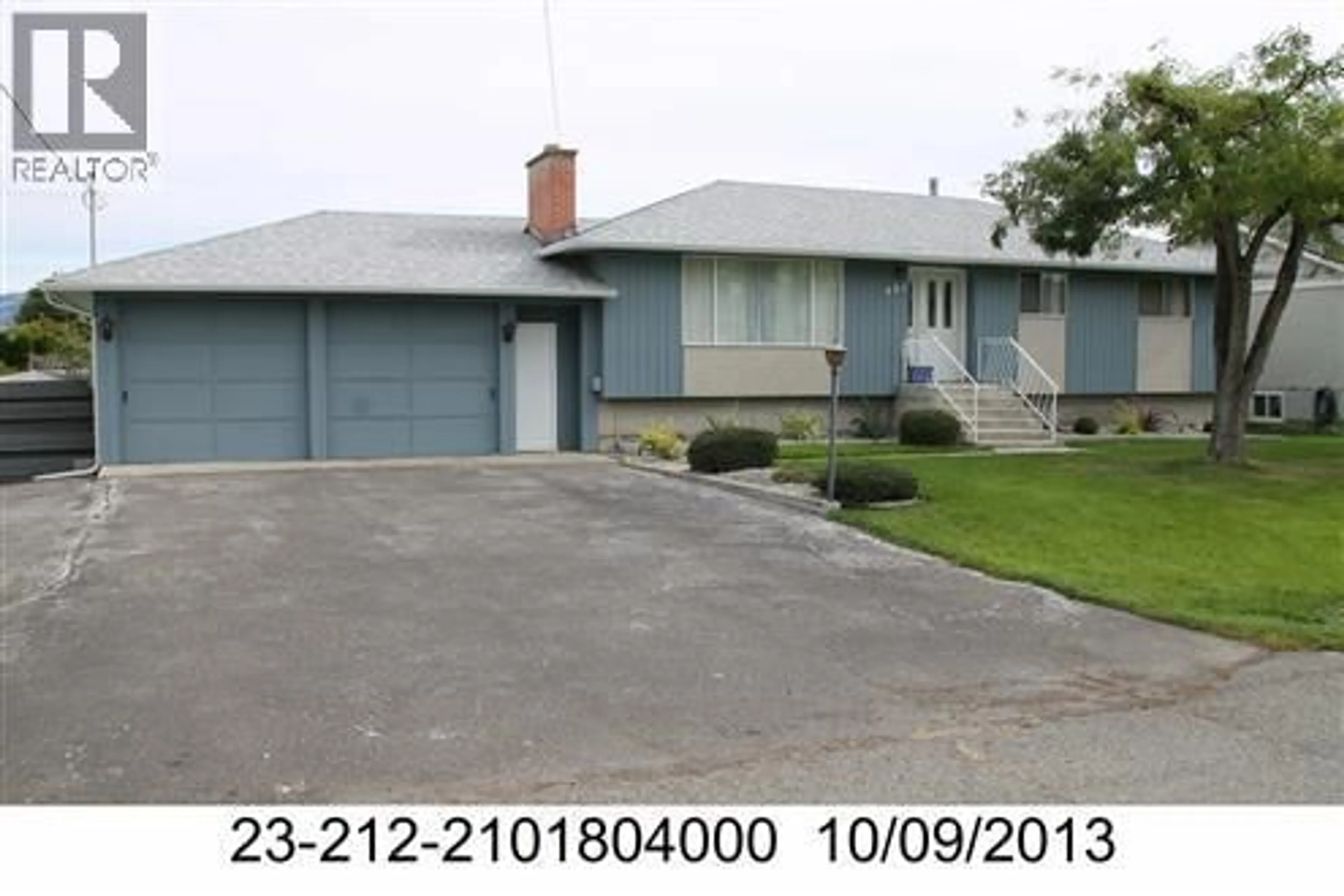 Home with vinyl exterior material, street for 881 MCGILLIVRAY STREET, Kamloops British Columbia V2B5R5