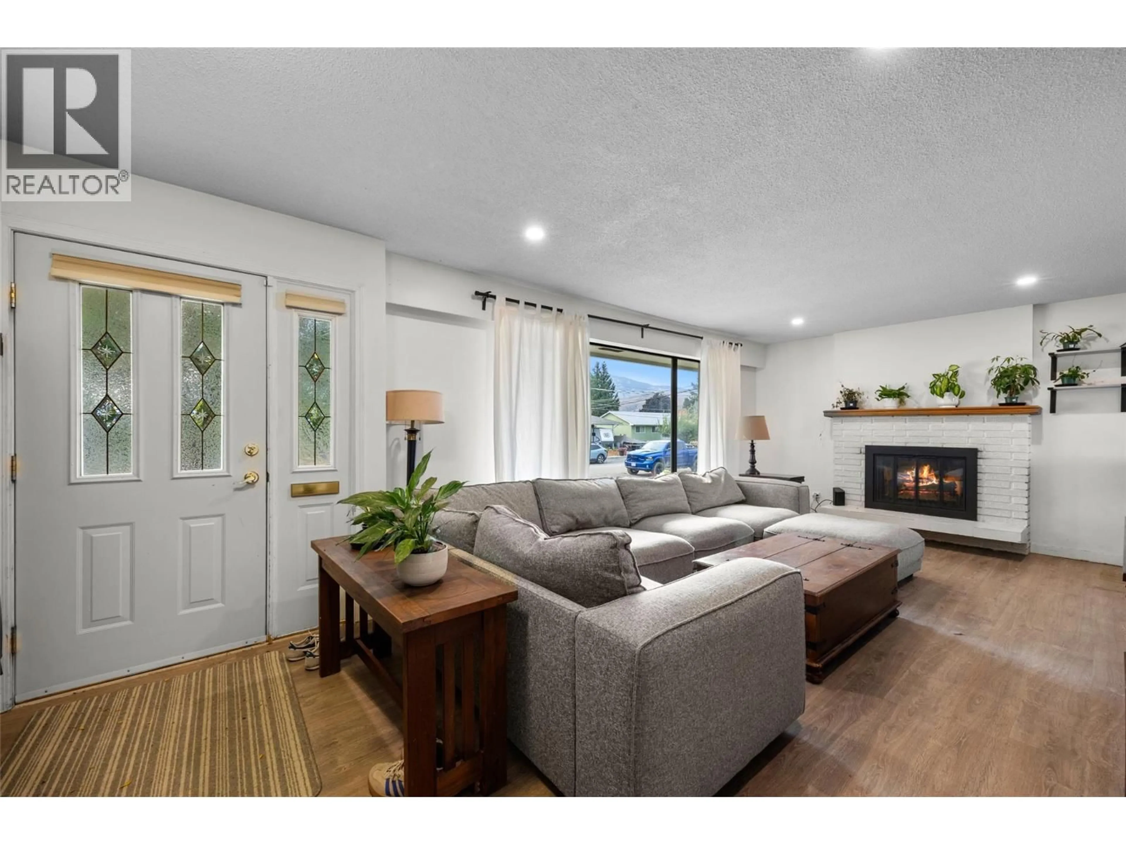 Living room with furniture, wood/laminate floor for 881 MCGILLIVRAY STREET, Kamloops British Columbia V2B5R5