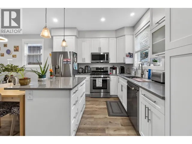 1936 ETHEL STREET, Kelowna 3