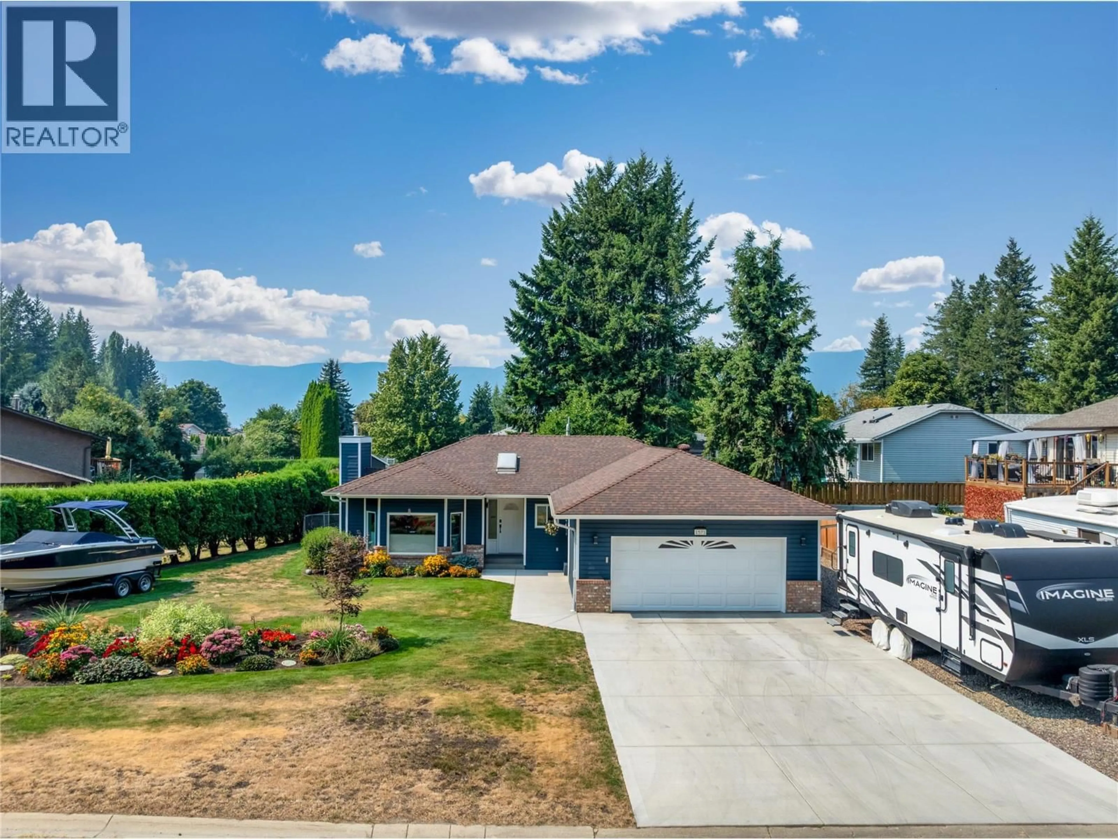 A pic from outside/outdoor area/front of a property/back of a property/a pic from drone, water/lake/river/ocean view for 1571 17 STREET SOUTHEAST, Salmon Arm British Columbia V1E2M6