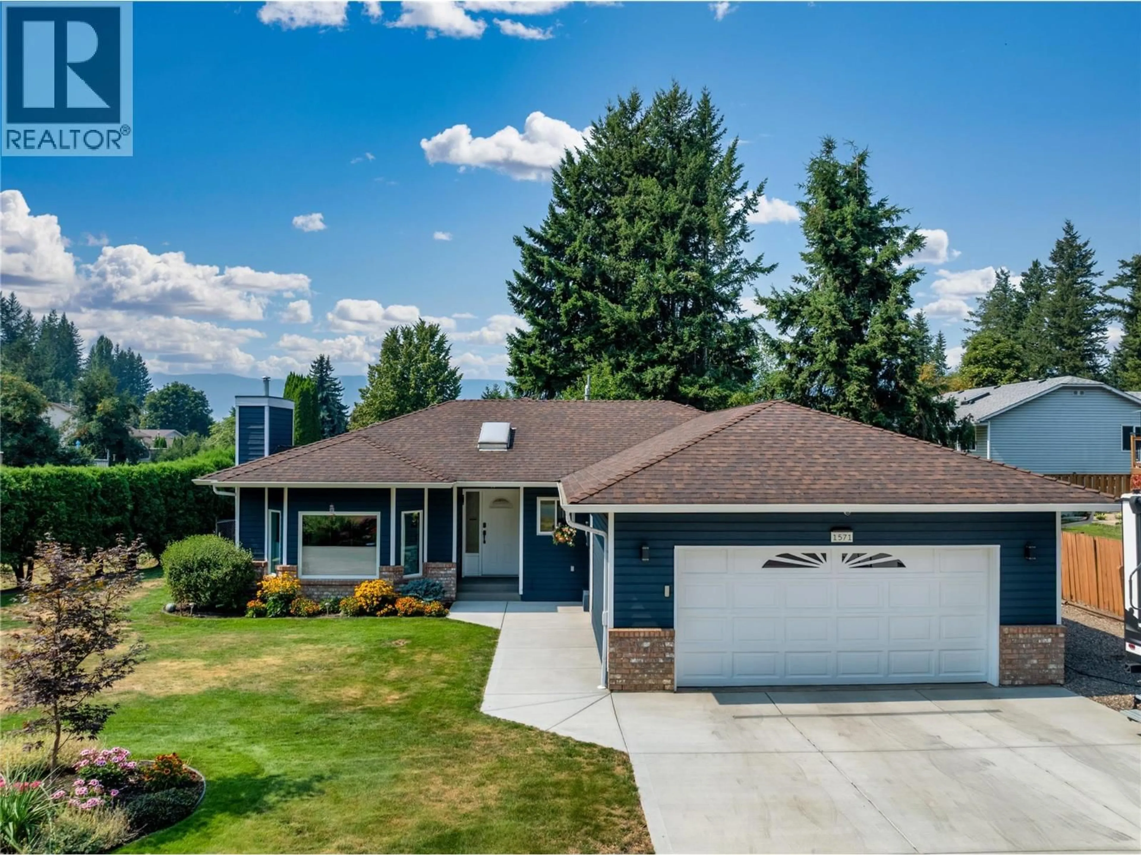 Home with vinyl exterior material, street for 1571 17 STREET SOUTHEAST, Salmon Arm British Columbia V1E2M6