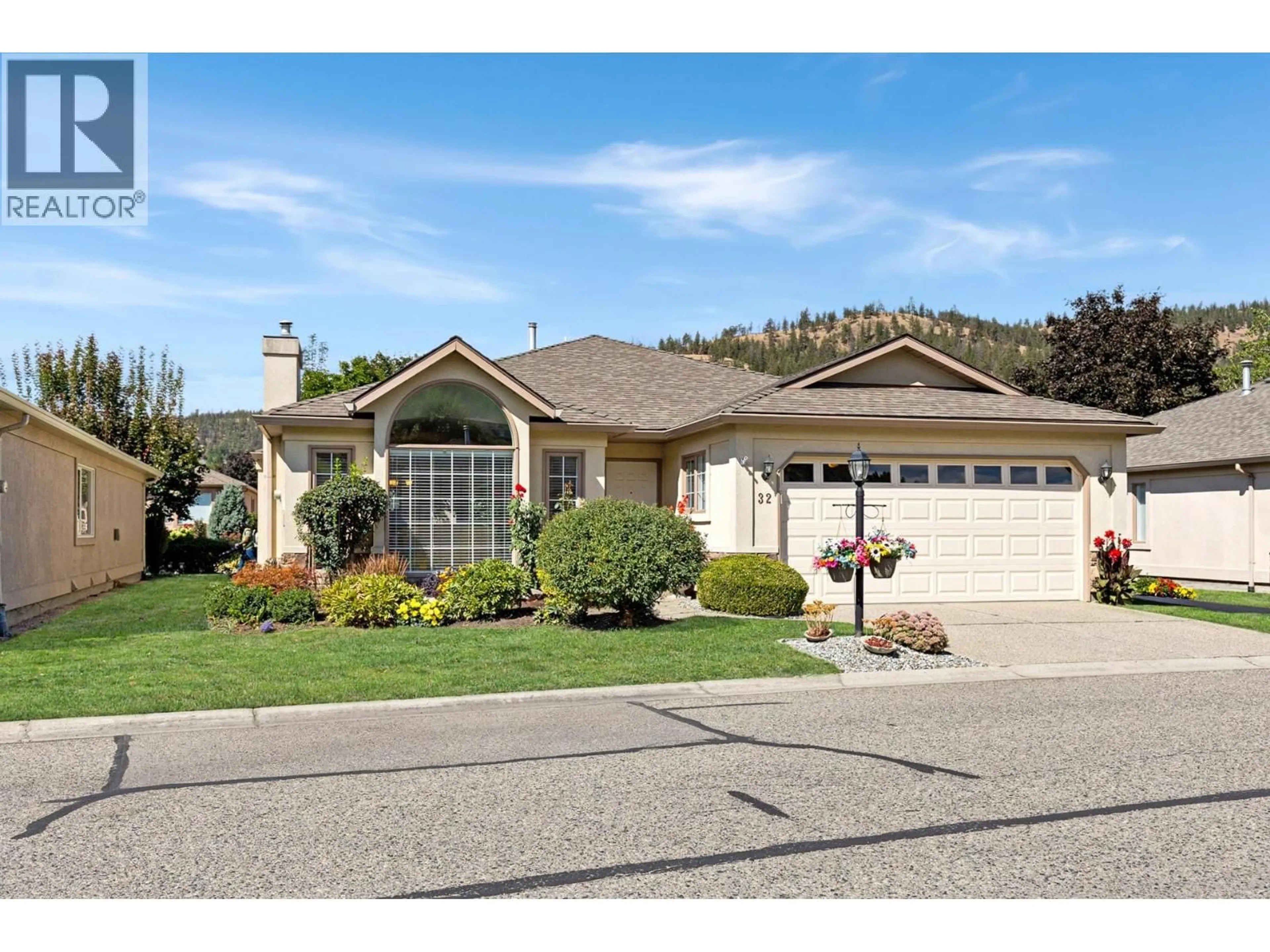 Home with vinyl exterior material, street for 32 - 595 YATES ROAD, Kelowna British Columbia V1V1P8