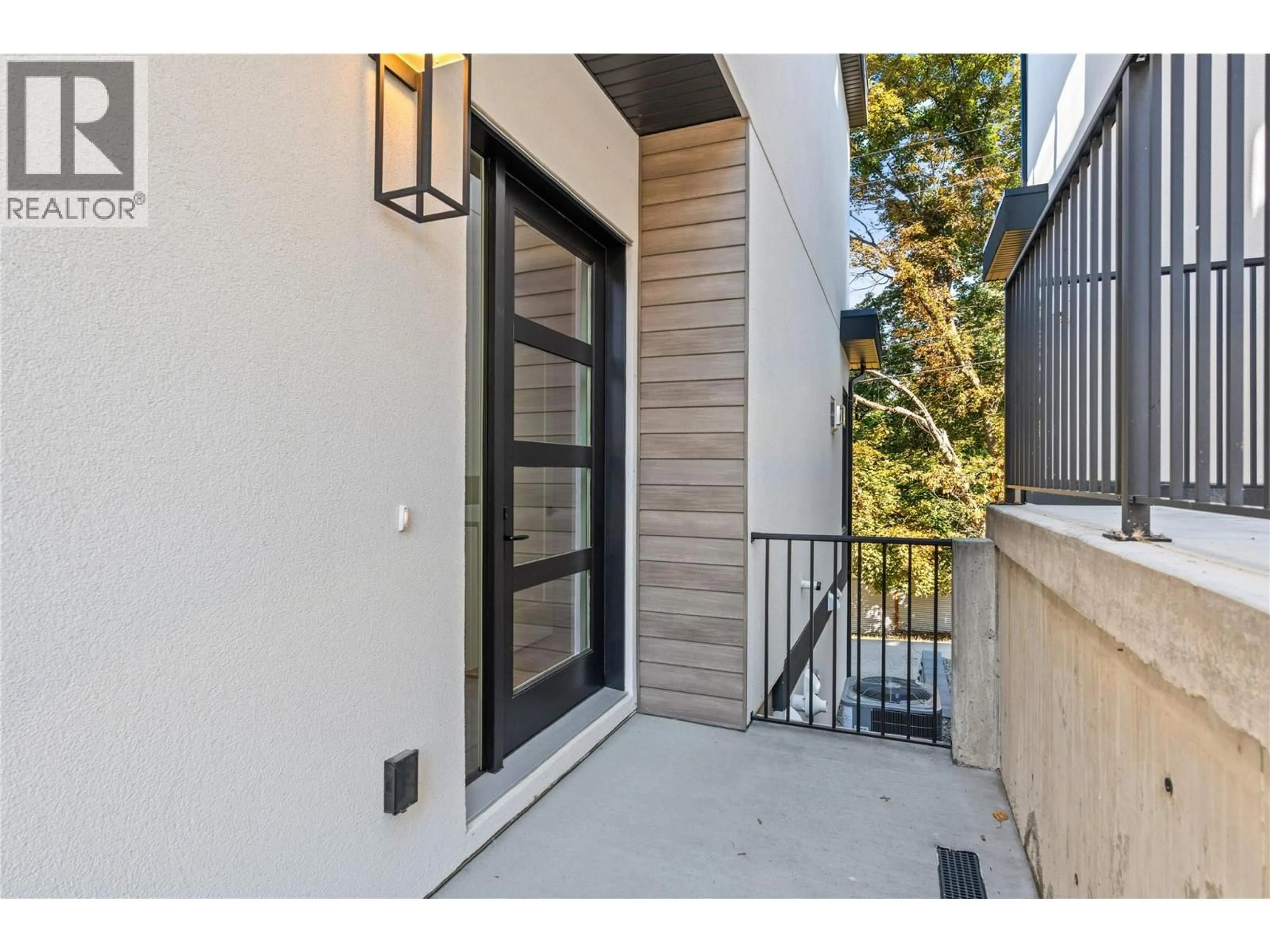 Indoor entryway for 9 - 7920 KIDSTON ROAD, Coldstream British Columbia V1B0B4