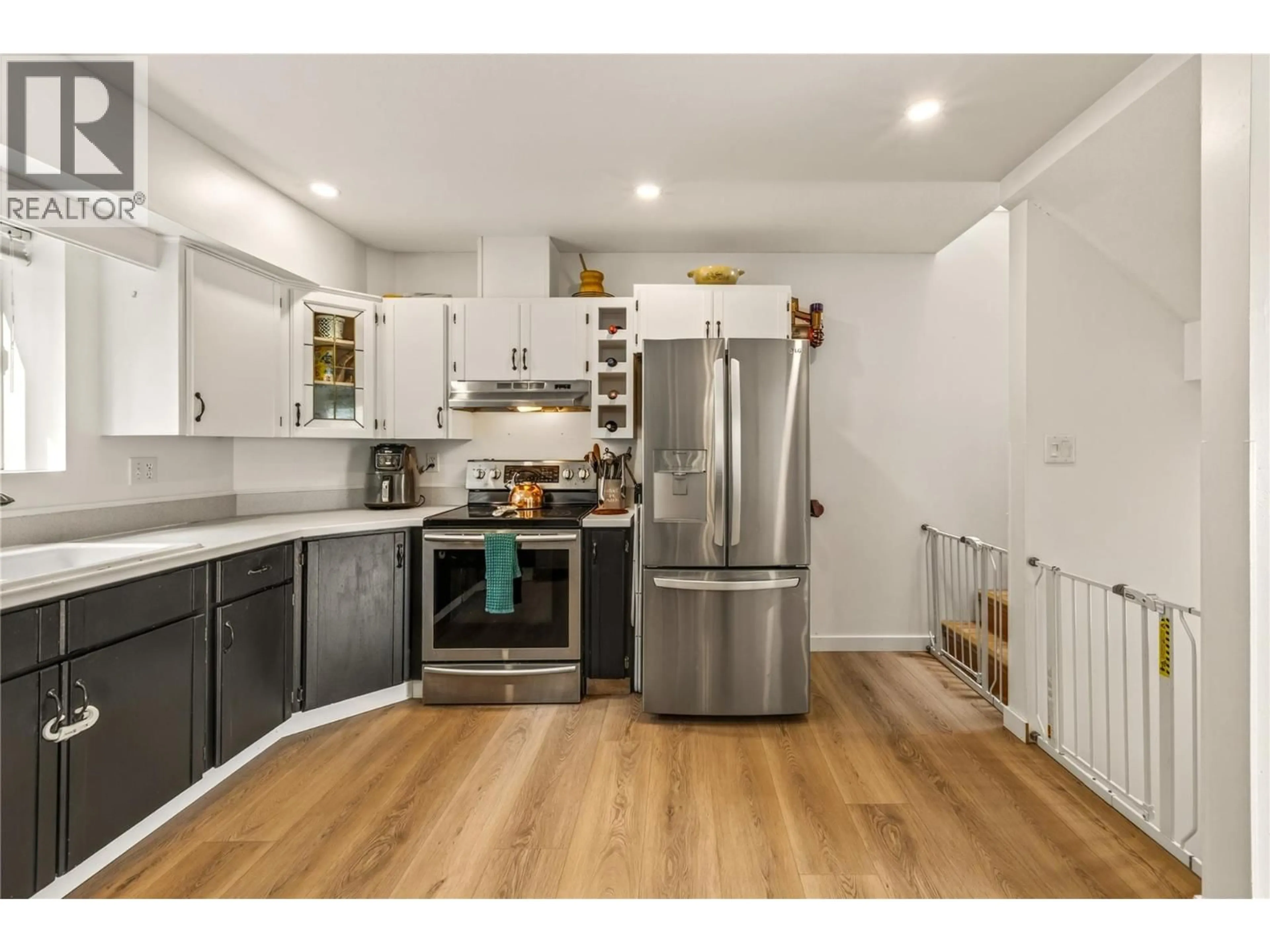 Open concept kitchen, wood/laminate floor for 156 - 1458 PENTICTON AVENUE, Penticton British Columbia V2A8L3
