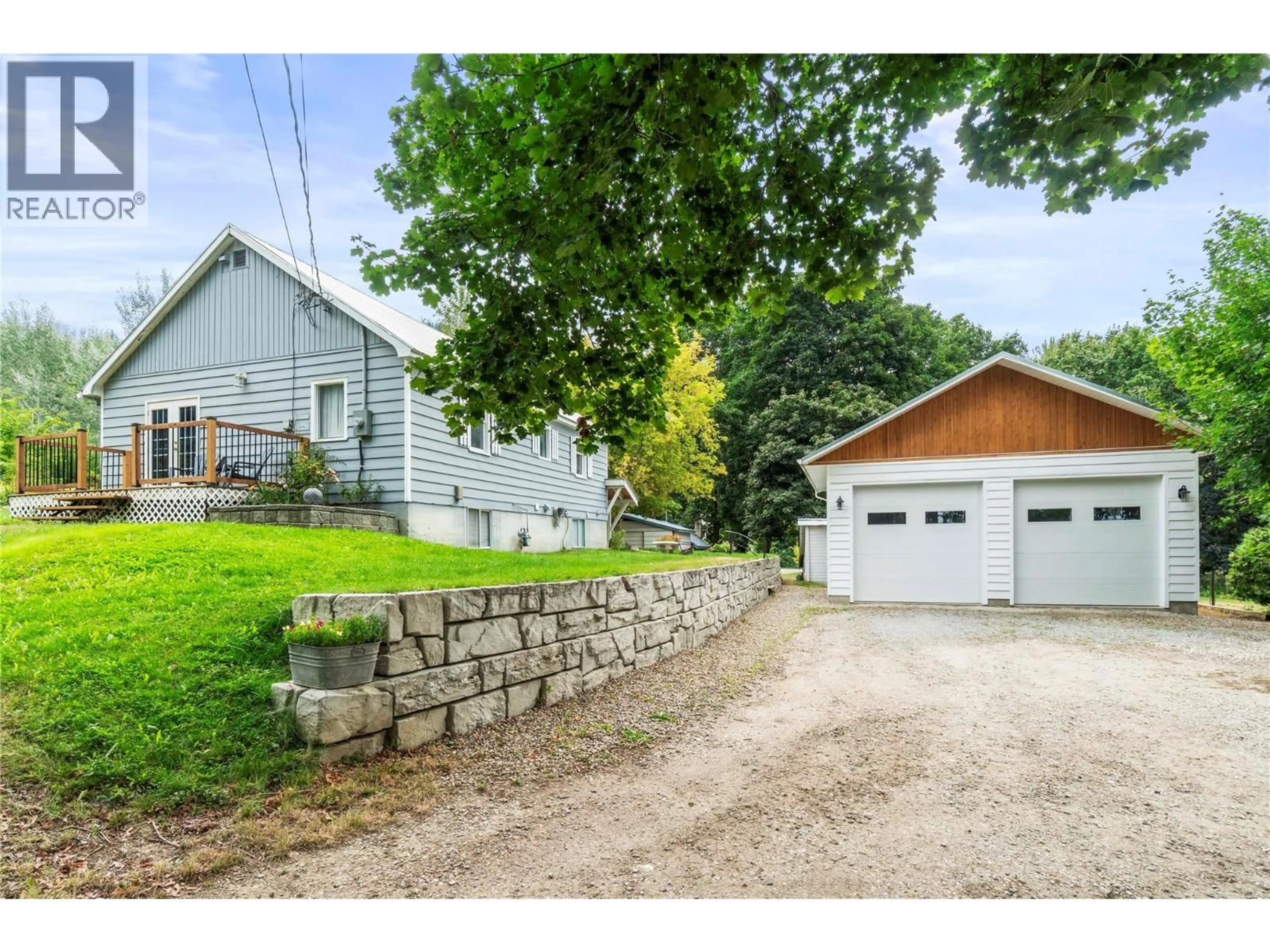 A pic from outside/outdoor area/front of a property/back of a property/a pic from drone, street for 410 FOOTHILL ROAD SOUTHWEST, Salmon Arm British Columbia V1E1T6