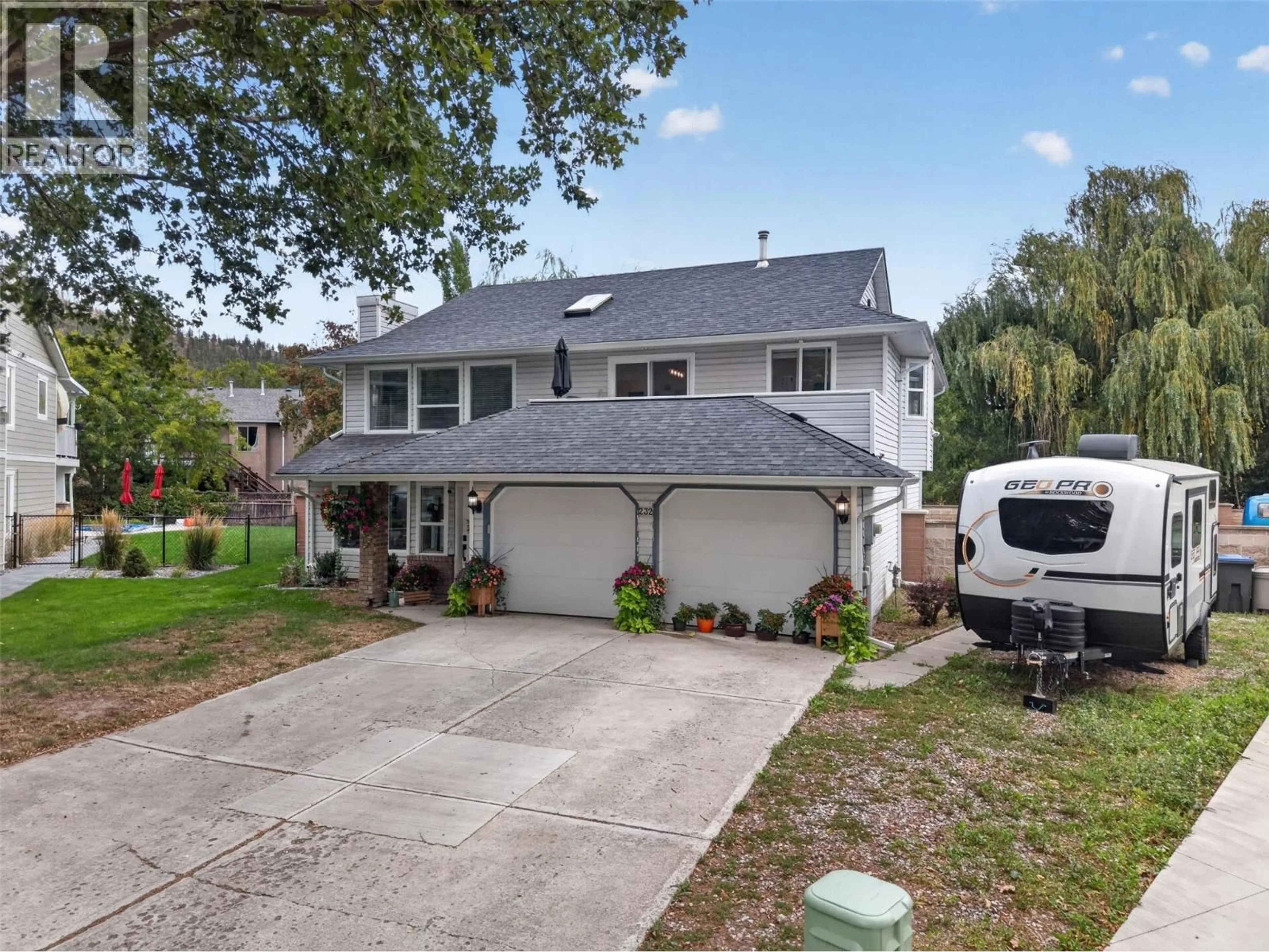 A pic from outside/outdoor area/front of a property/back of a property/a pic from drone, street for 232 RANCHLAND COURT, Kelowna British Columbia V1V1S3